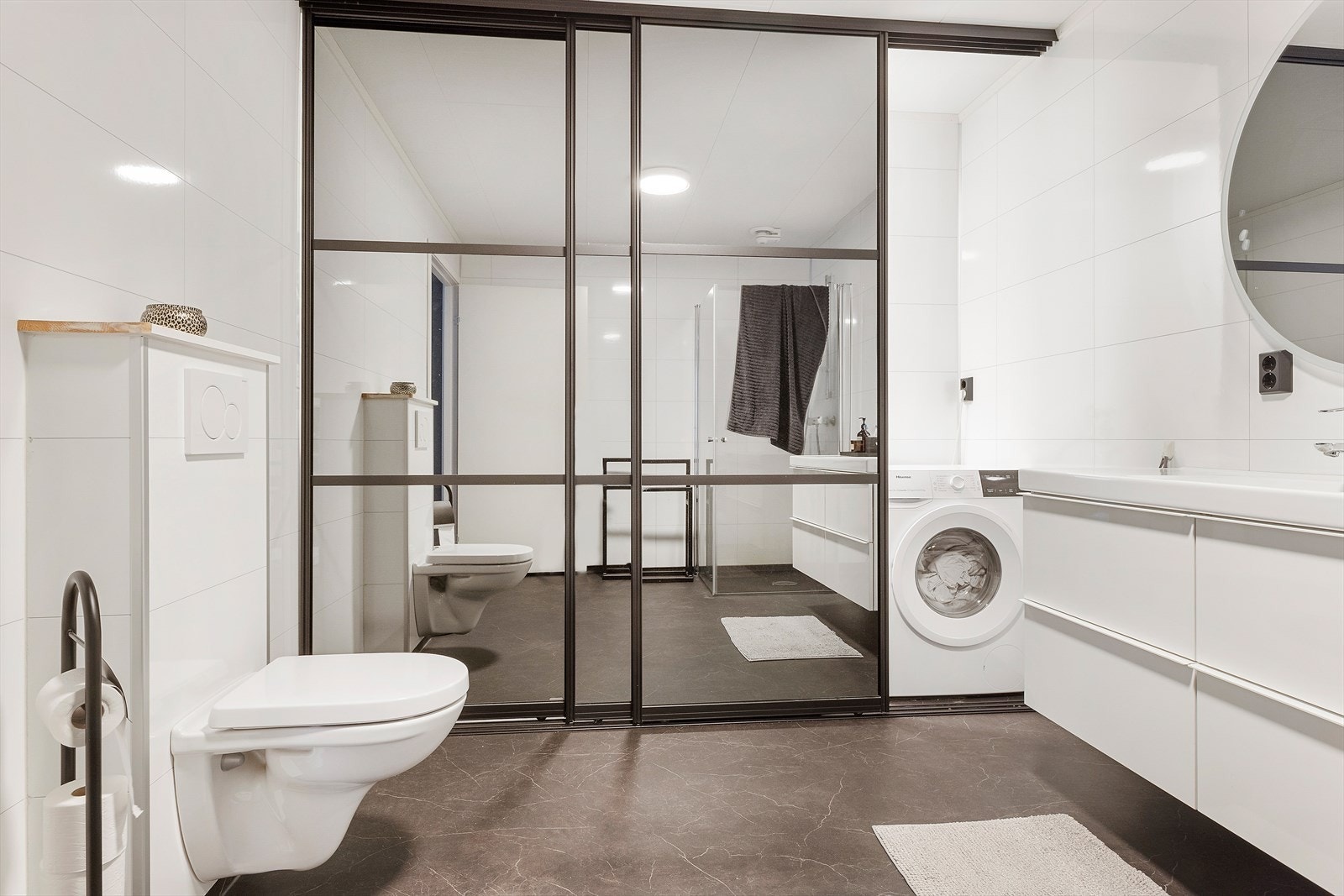 I skyvedørsgarderoben er det laget vaskerom. Galleribilde