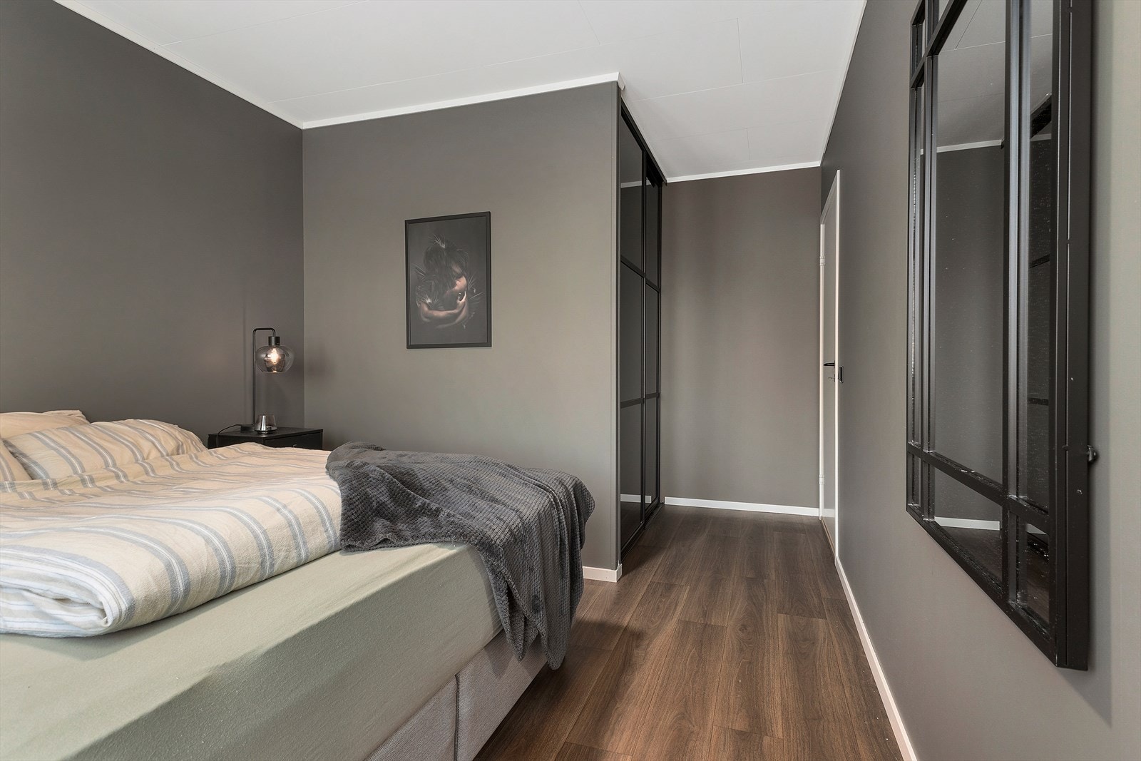 På det største soverommet er det også walk-in closet. Galleribilde