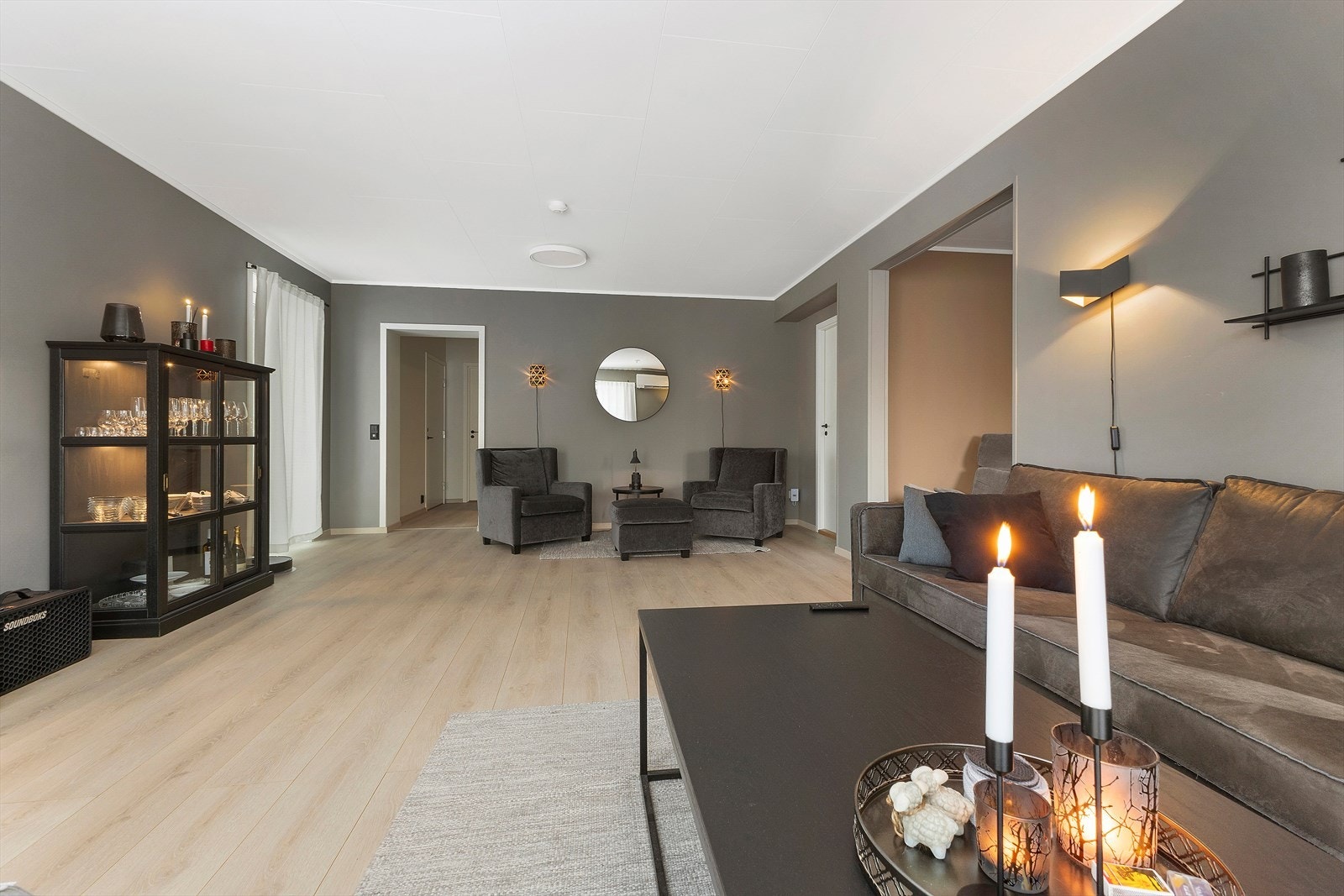 Stuen er romslig, god gir mulighet for møblering i flere soner. Galleribilde