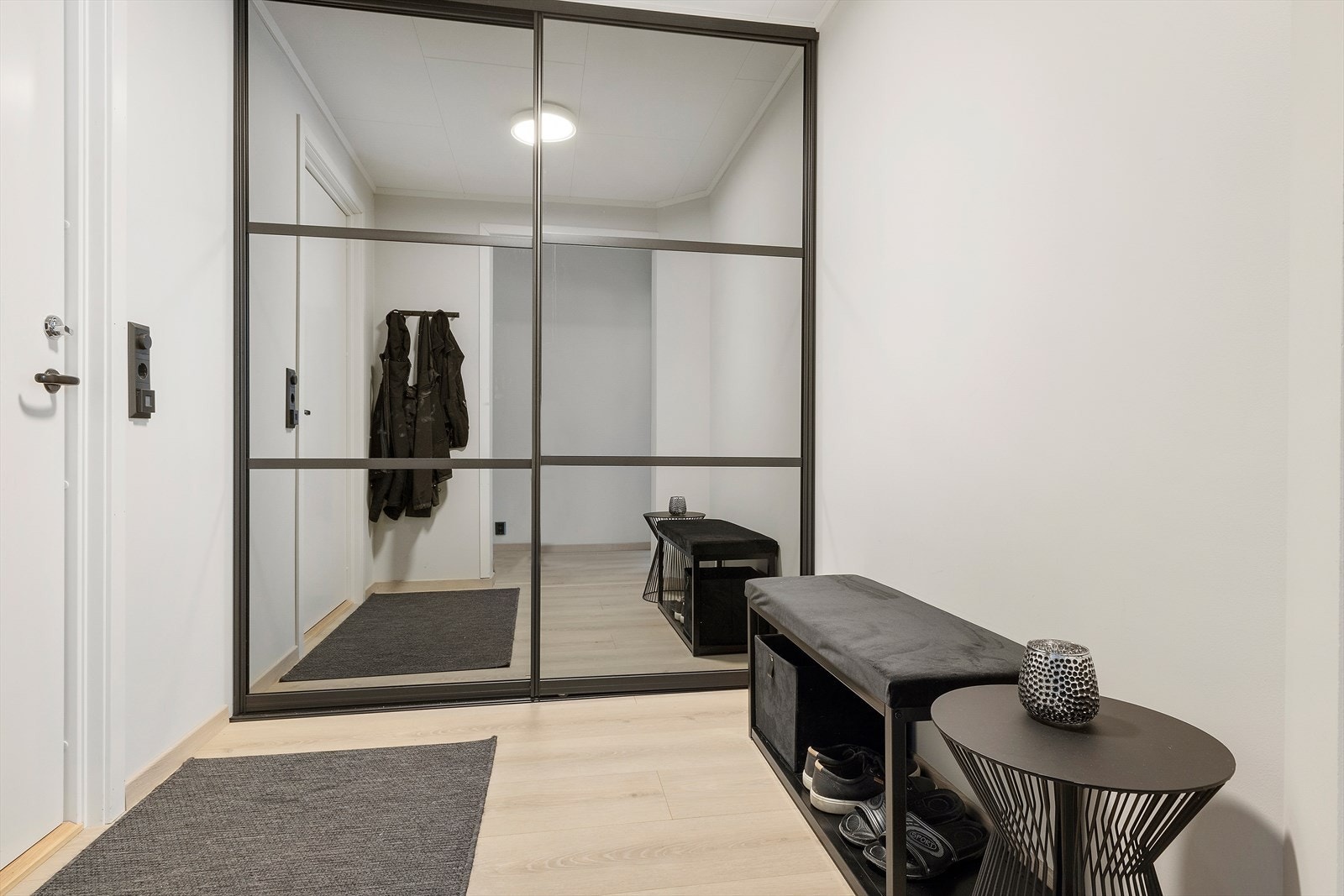 Velkommen inn! Det første som møter deg inn i leiligheten er en romslig entre. I rommet er det montert skyvedørsgarderobe. Galleribilde