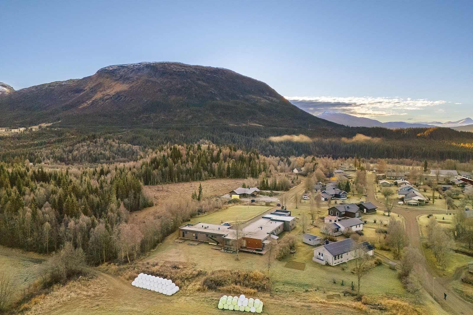 Leiligheten ligger fint til på Aspmoen, i et nyetablert sameie bestående av 4 leiligheter og ambulansestasjon. Galleribilde