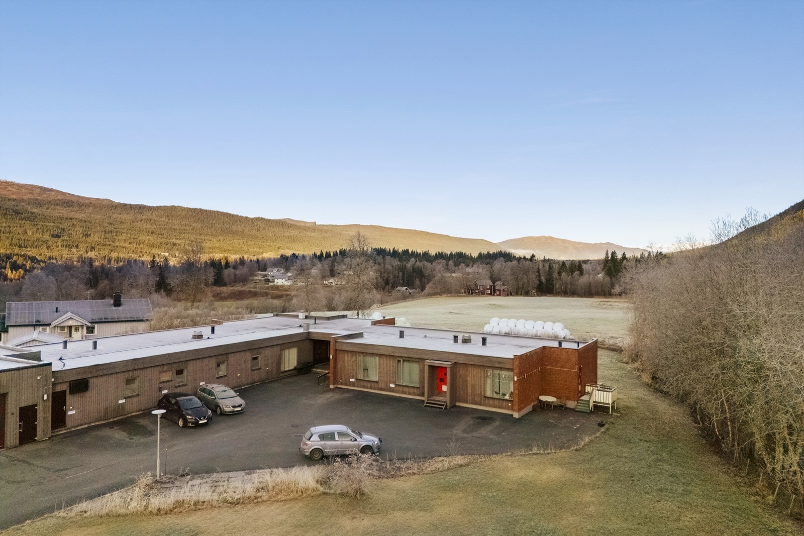 Boligen ligger i ett rolig og veletablert boligområde på Aspmoen i Korgen, ca 1 km fra Korgen sentrum og nærhet til alt Korgen har å tilby. Galleribilde