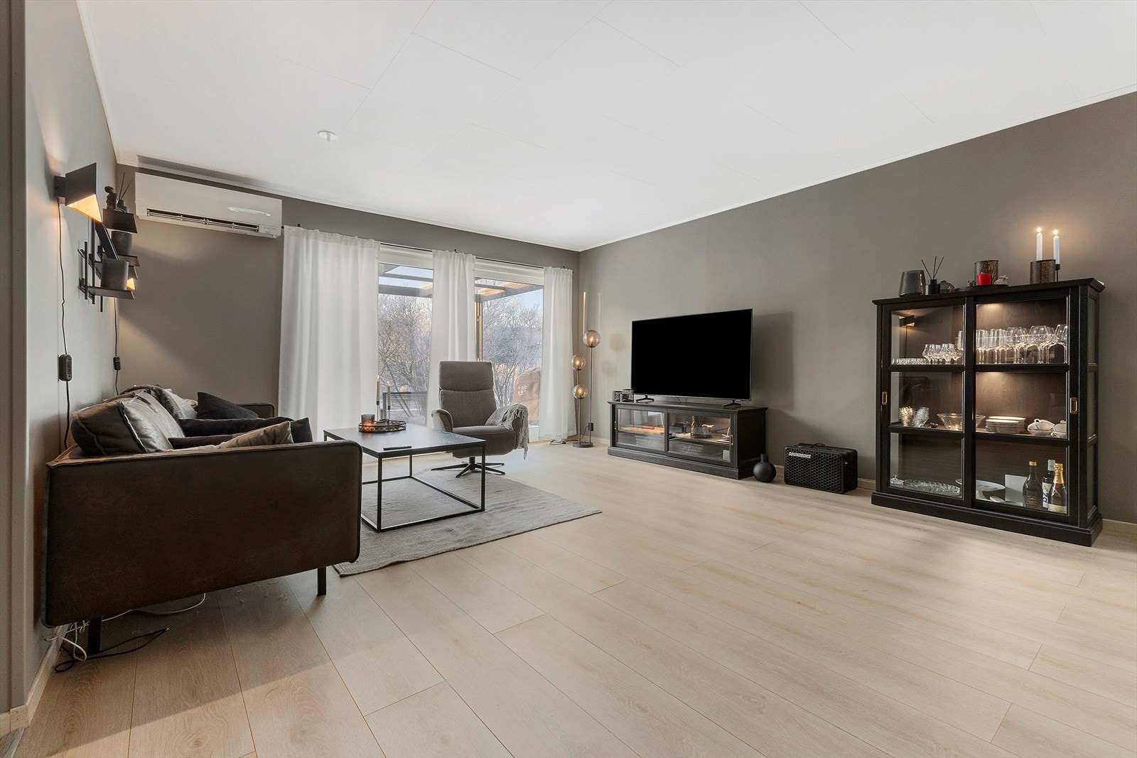 I tillegg til at det er gulvvarme i alle rom, er det også montert varmepumpe i stuen. Galleribilde