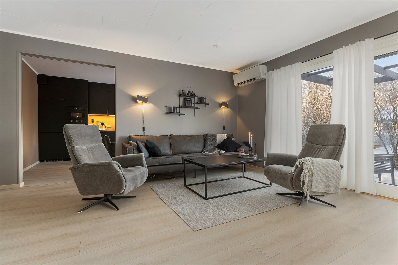 Fra stuen er det utgang til en romslig terrasse på hele 42 kvm. Denne er delvis takoverbygd. Galleribilde