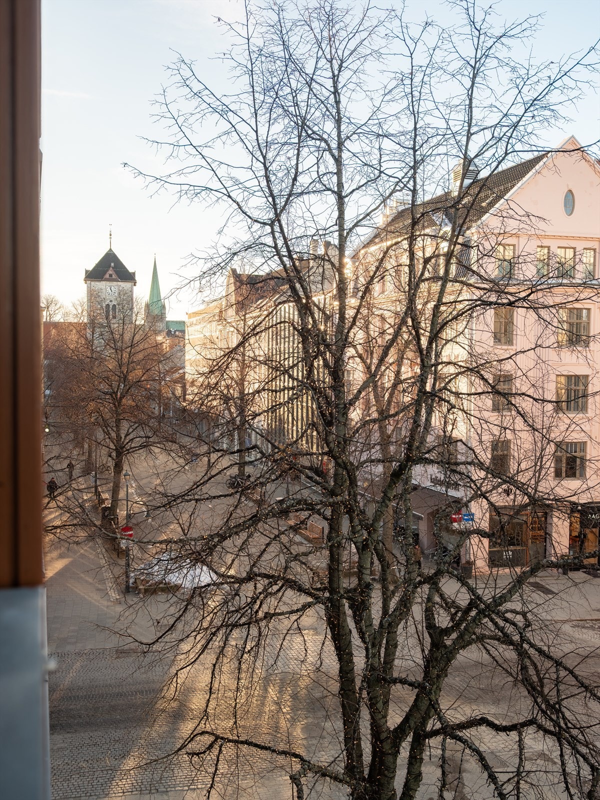 Til tross for den sentrale beliggenheten, ligger leiligheten godt skjermet for innsyn og uro fra bakkeplan. Galleribilde