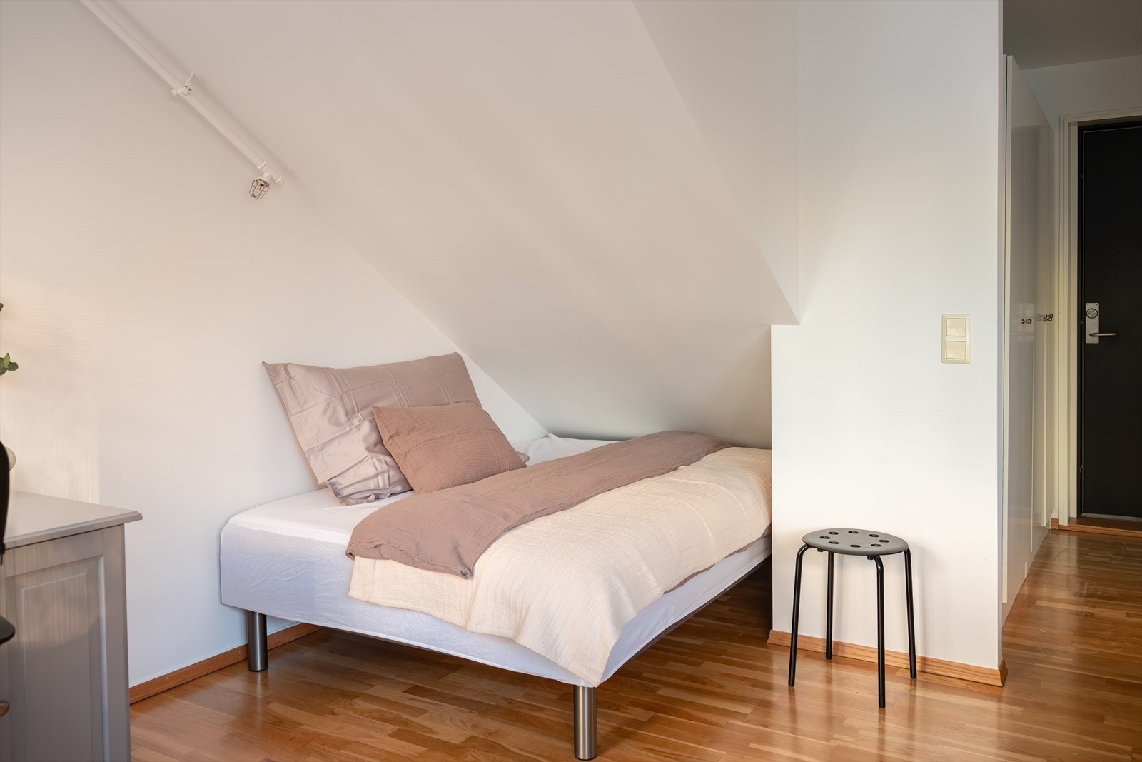 Felleskostnader utgjør kr. 3 798,- per måned. Felleskostnadene inkluderer tv, internett, byggforsikring og diverse vedlikehold/drift iht. regnskap. Galleribilde