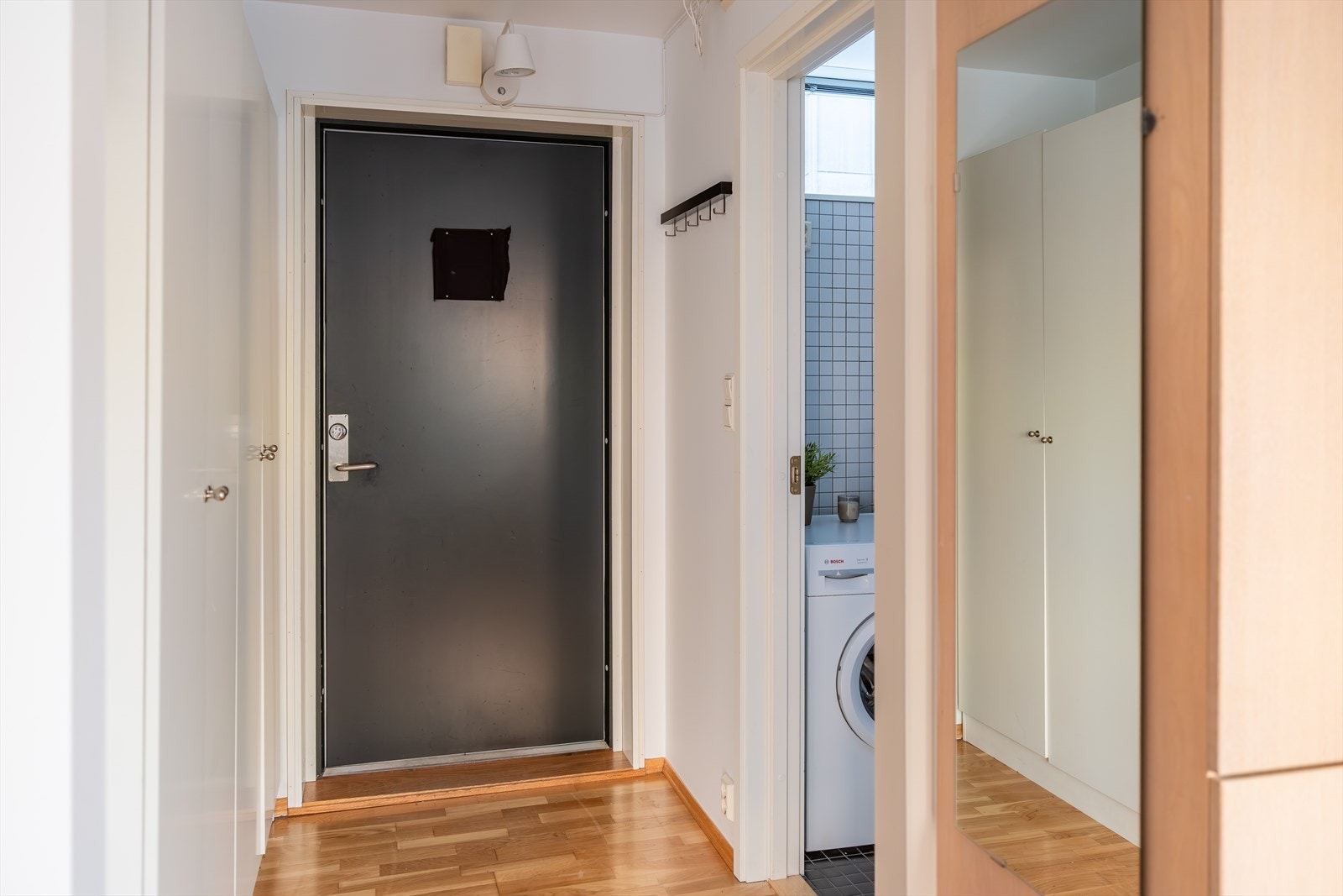 Leiligheten har adkomst med heis som også tar deg ned til egen sportsbod, og praktisk porttelefon for å enkelt ta i mot besøk. Galleribilde