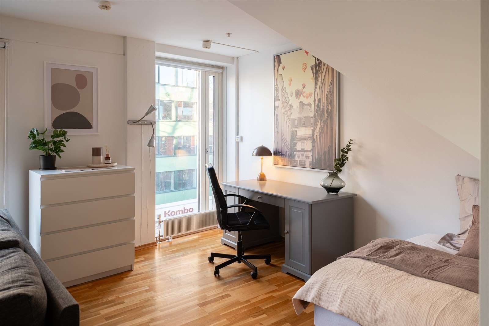 Her får du en gjennomtenkt planløsning med god plass til både sofahjørne, seng og kontorplass. Galleribilde