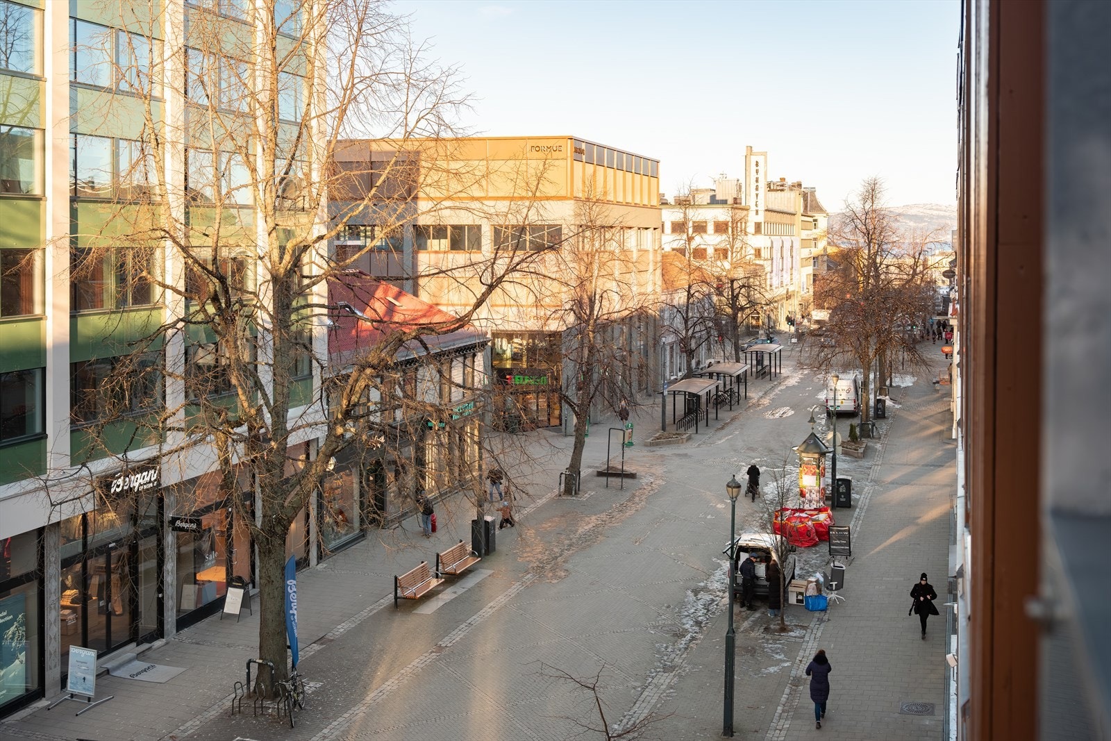 Det er også flotte turområder i nærheten med blant annet Midtbyenrunden, flott tursti langs Nidelven og Brattøra. Det er også gangavstand til flere badeplasser. Galleribilde