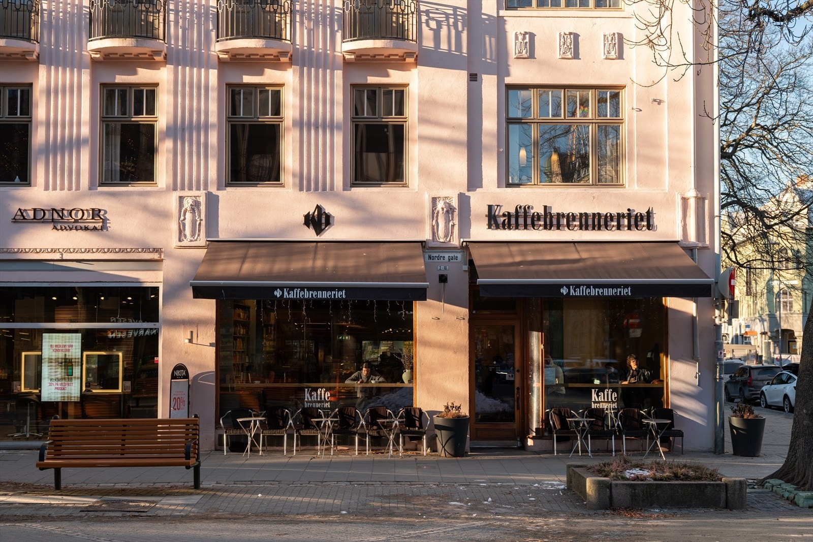 Det er også gangavstand til NTNU Gløshaugen og Handelshøyskolen BI, samtidig som det er enkelt adkomst med kollektiv transport til NTNU Dragvoll og flere studiesteder. Galleribilde