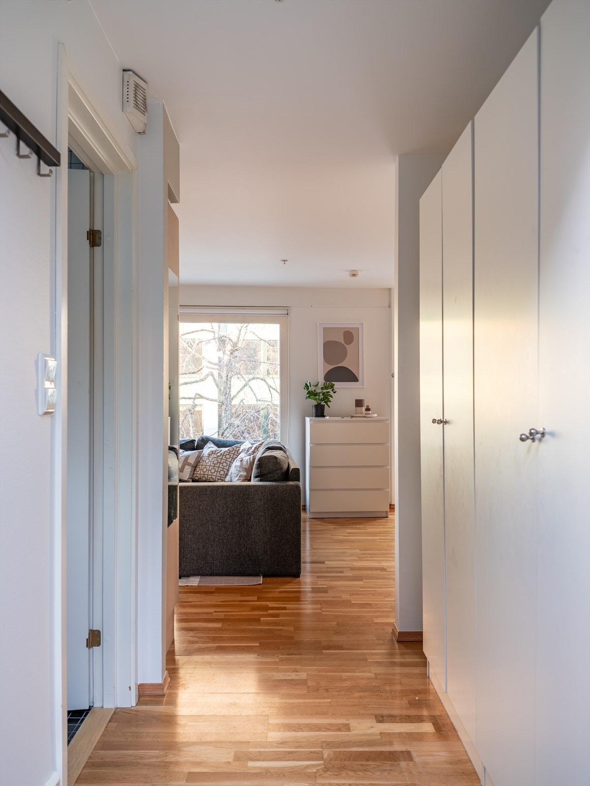 I entréen er det rikelig med skapplass i garderobeskap som medfølger handelen. Galleribilde