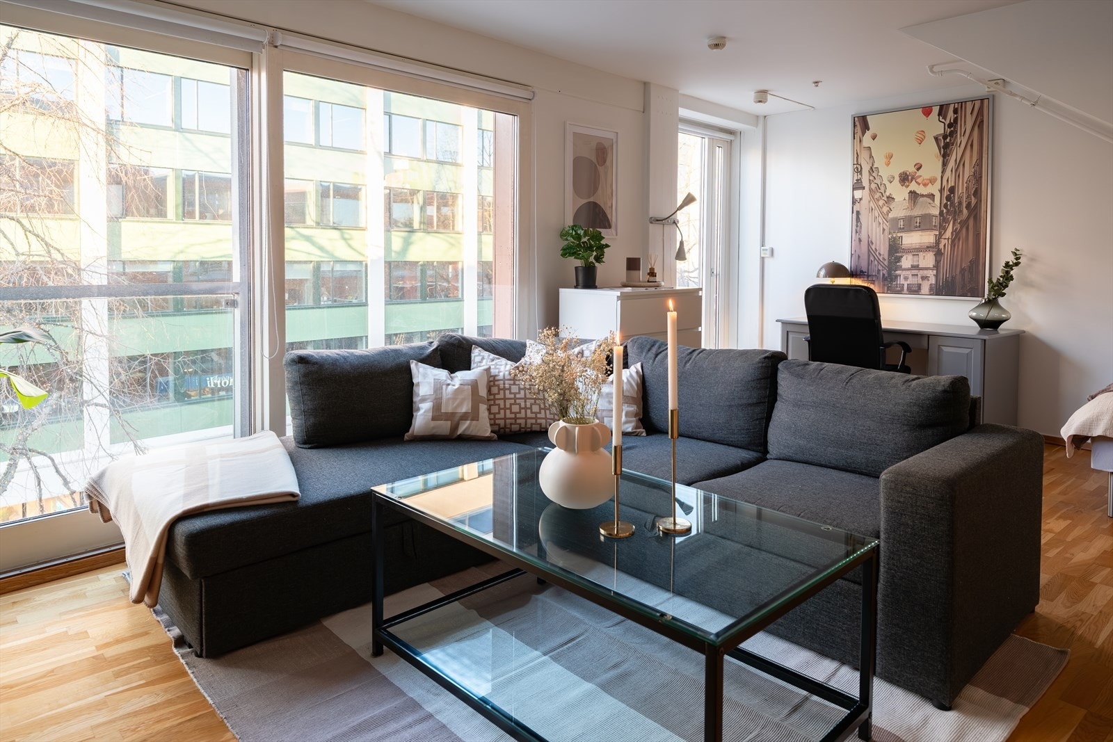 Leiligheten har rikelig med vindusflater som sikrer en lys og luftig atmosfære. Det er også fransk balkong, slik at vinduet kan skyves helt åpen. Galleribilde