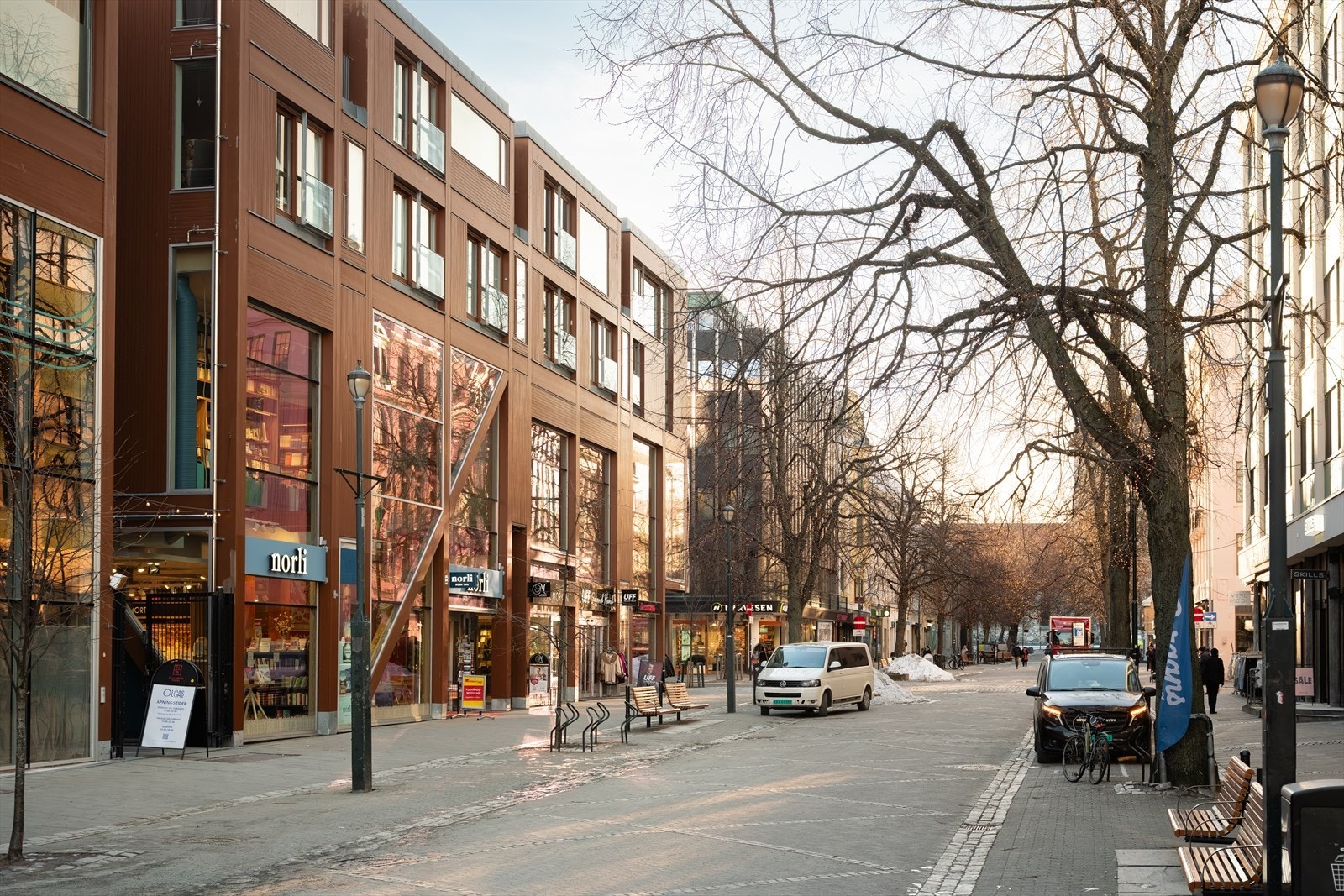 Boligen ligger midt i Midtbyen. Ta heisen ned fra leiligheten og du står i Trondheims mest populære gågate. Herfra har du umiddelbar nærhet til Trondheims rike utvalg av fasiliteter og servicetilbud. Galleribilde