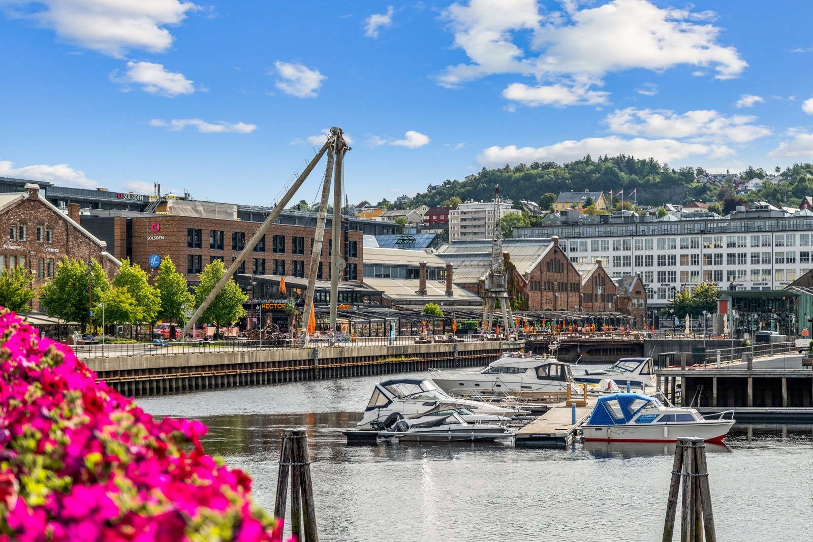 Solsiden med dets yrende folkeliv og brede utvalg av restauranter ligger ca. 8 minutter gange fra leiligheten. Galleribilde