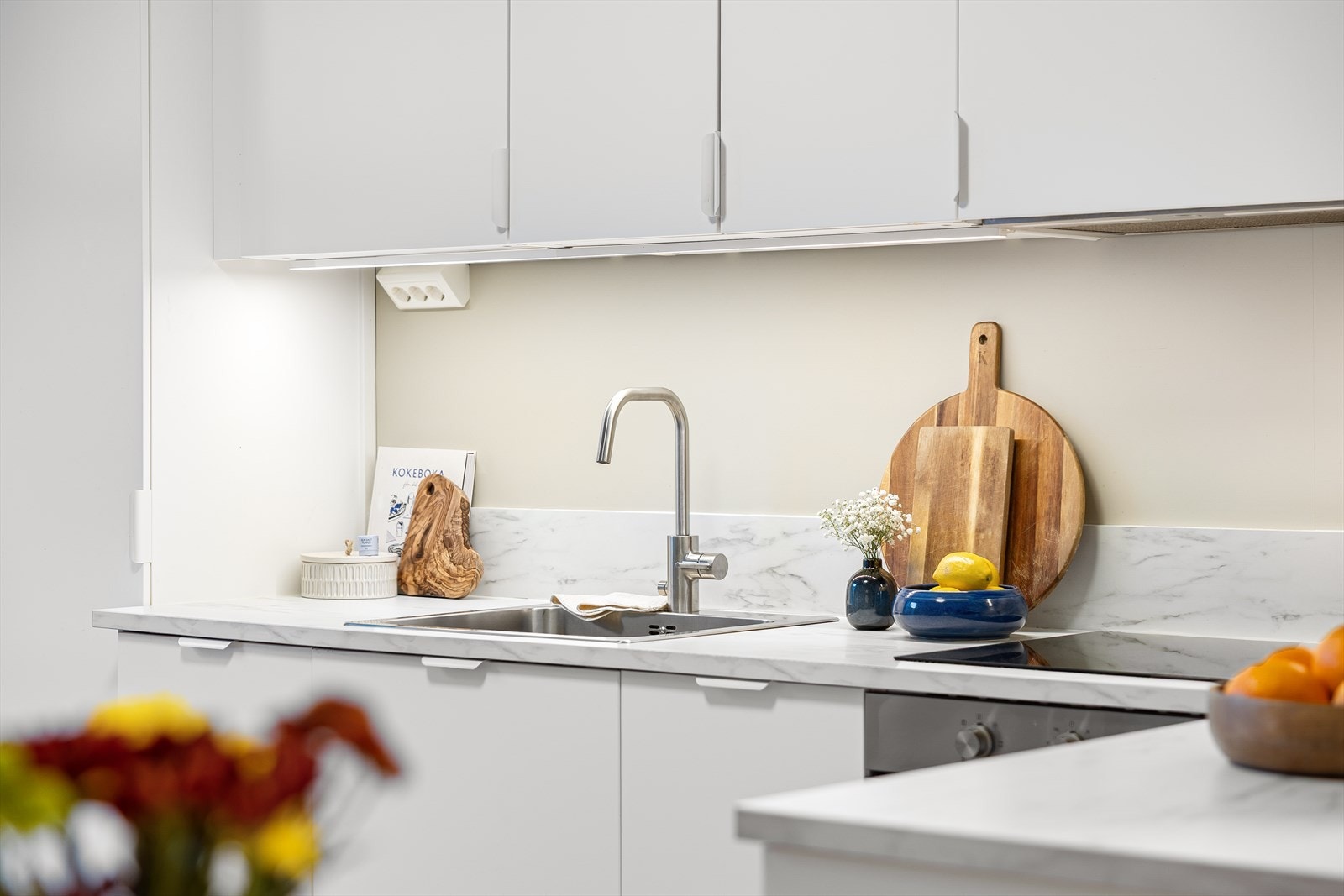 Stilrent kjøkken fra 2024 med mye skap og benkeplass. Galleribilde