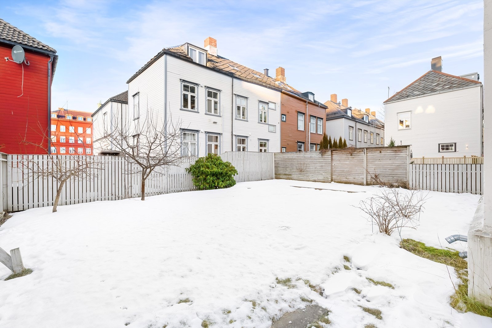 Solrik bakgård opparbeidet med plen, beplantning og prydbusker. Galleribilde