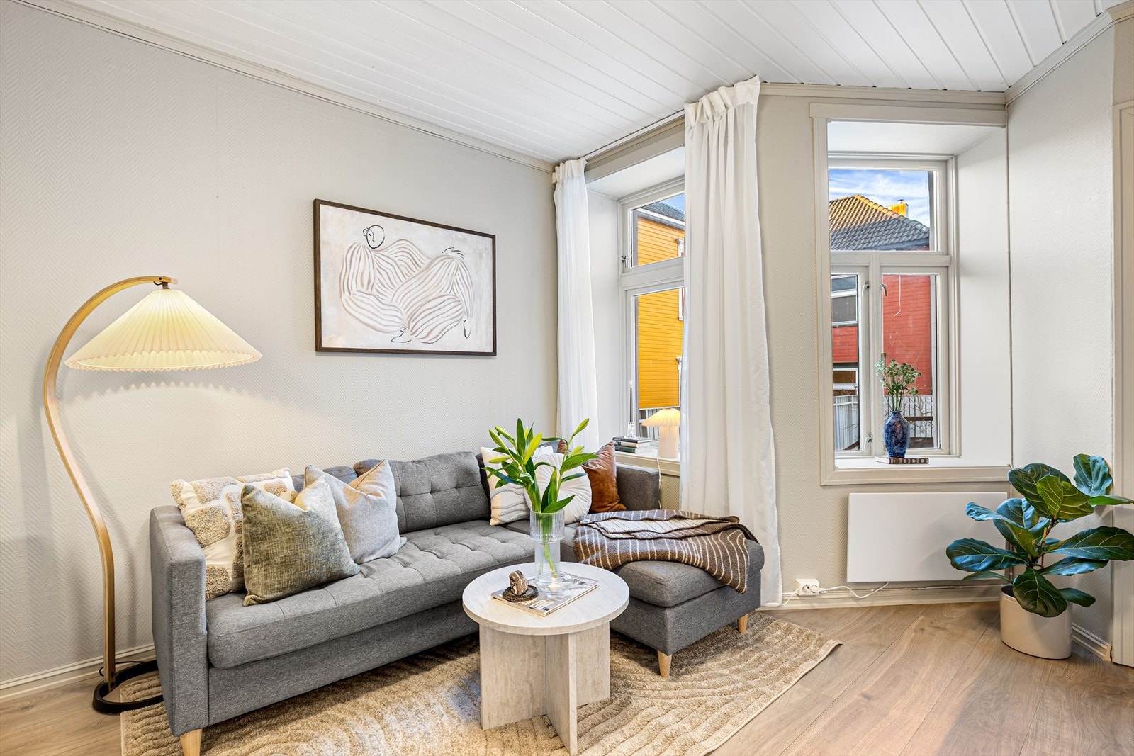 Her får du den klassiske bygård sjarmen som god takhøyde, dype vindusposter og en frodig bakgård. Galleribilde