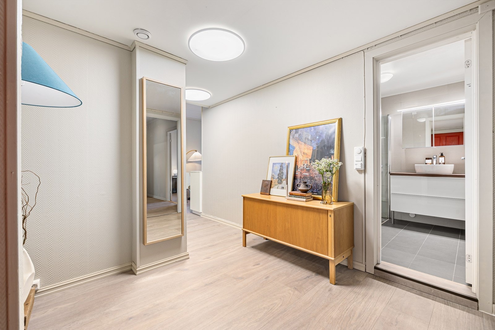 Romslig inngangsparti med god plass til lagring av yttertøy. Galleribilde