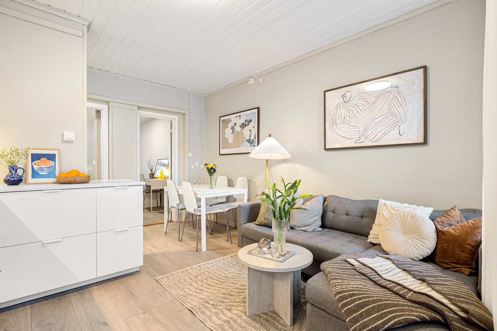 Boligen ble vesentlig oppgradert i 2024 med nytt kjøkken og gulv og maling på alle rom. Galleribilde