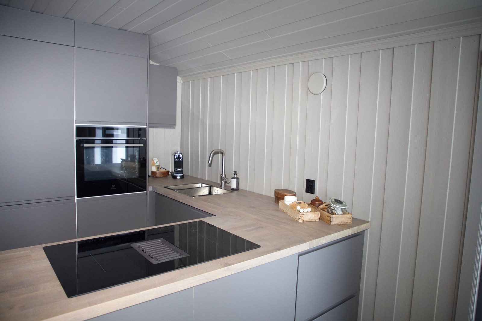 De integrerte hvitevarene har ikke vært tatt i bruk siden de ble montert: kjøl-frys, kombinert damp- og stekeovn, oppvaskmaskin, koketopp med integrert ventilator. Galleribilde