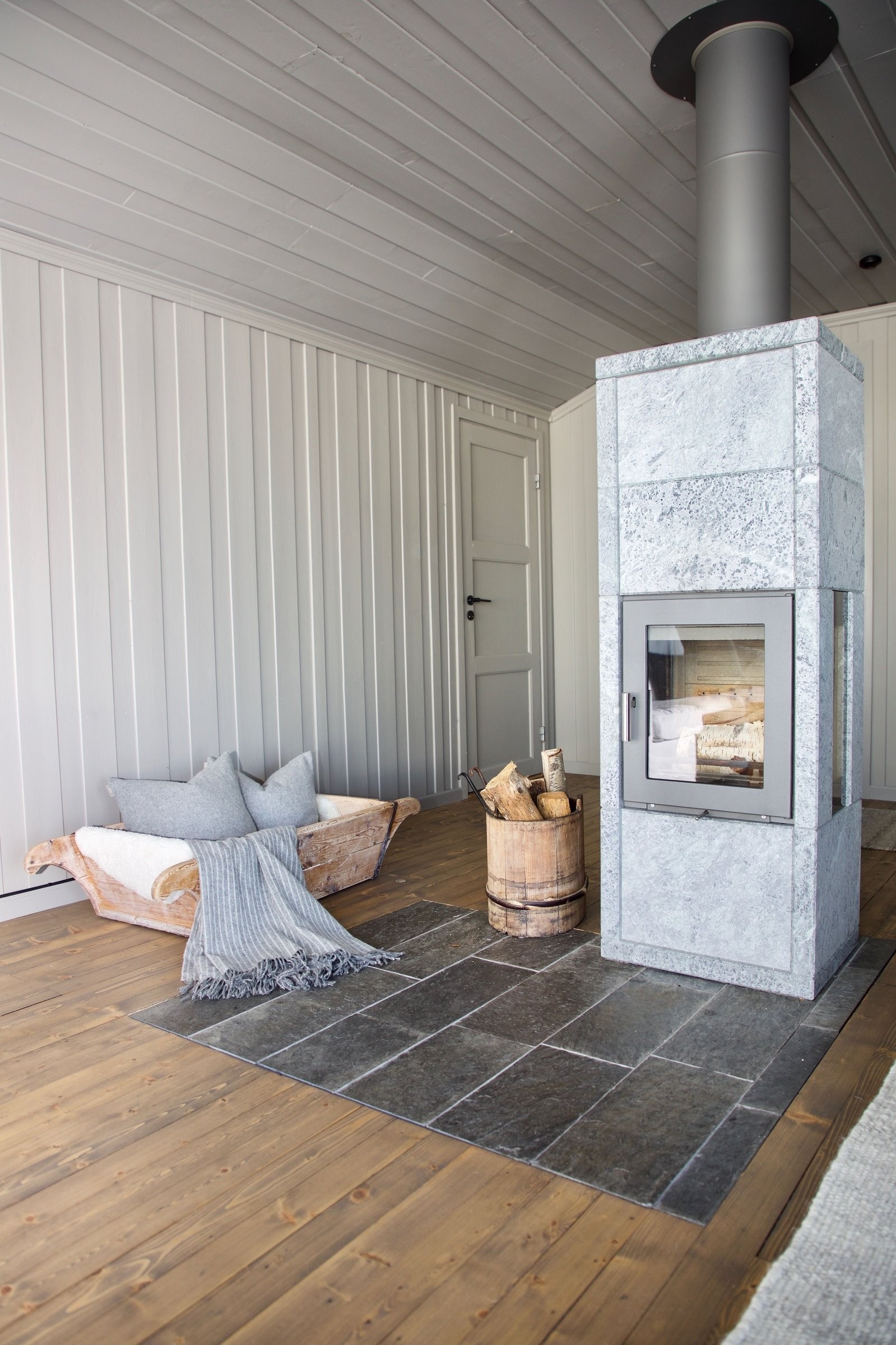 Kube 4 seksjoner fra Norsk Kleber med glass på 3 sider gir vidt innsyn til flammene. Klassifisering A+ sørger for lun og jevn varme i hele hytta på selv de kaldeste vinterdager. Norpeis stålpipe. Galleribilde