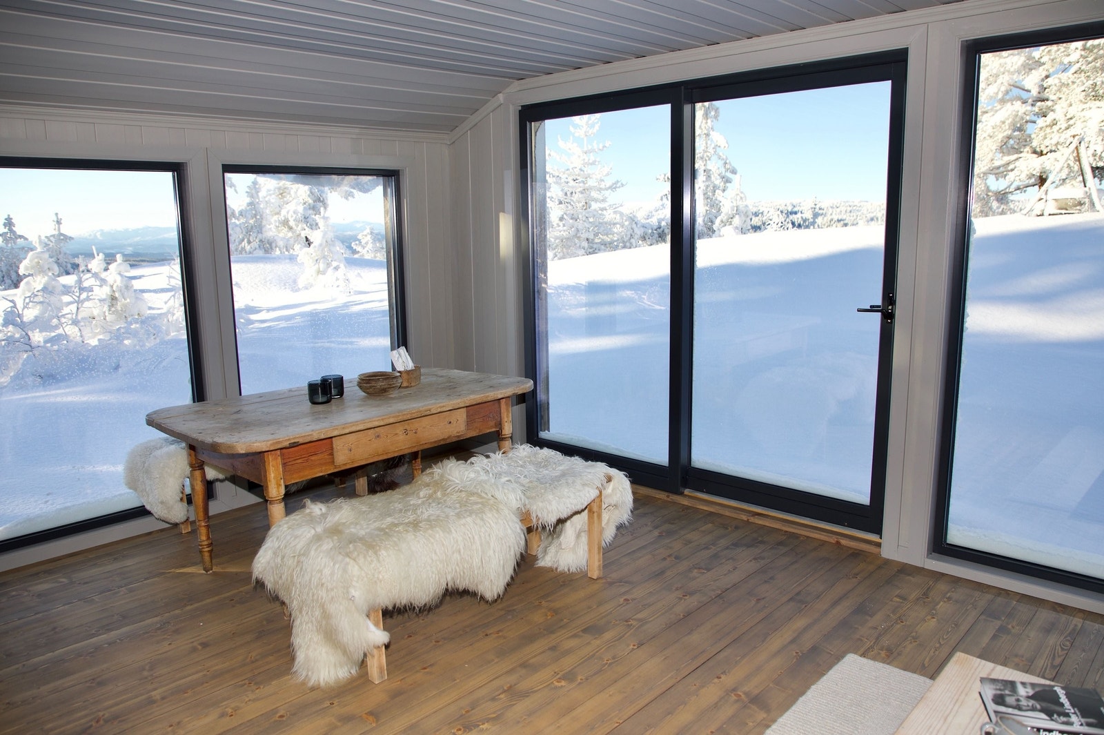 Sømløst skille mellom ute og inne gjør at man kan sitte i sofaen og se på haren, som bor i nærheten. Galleribilde