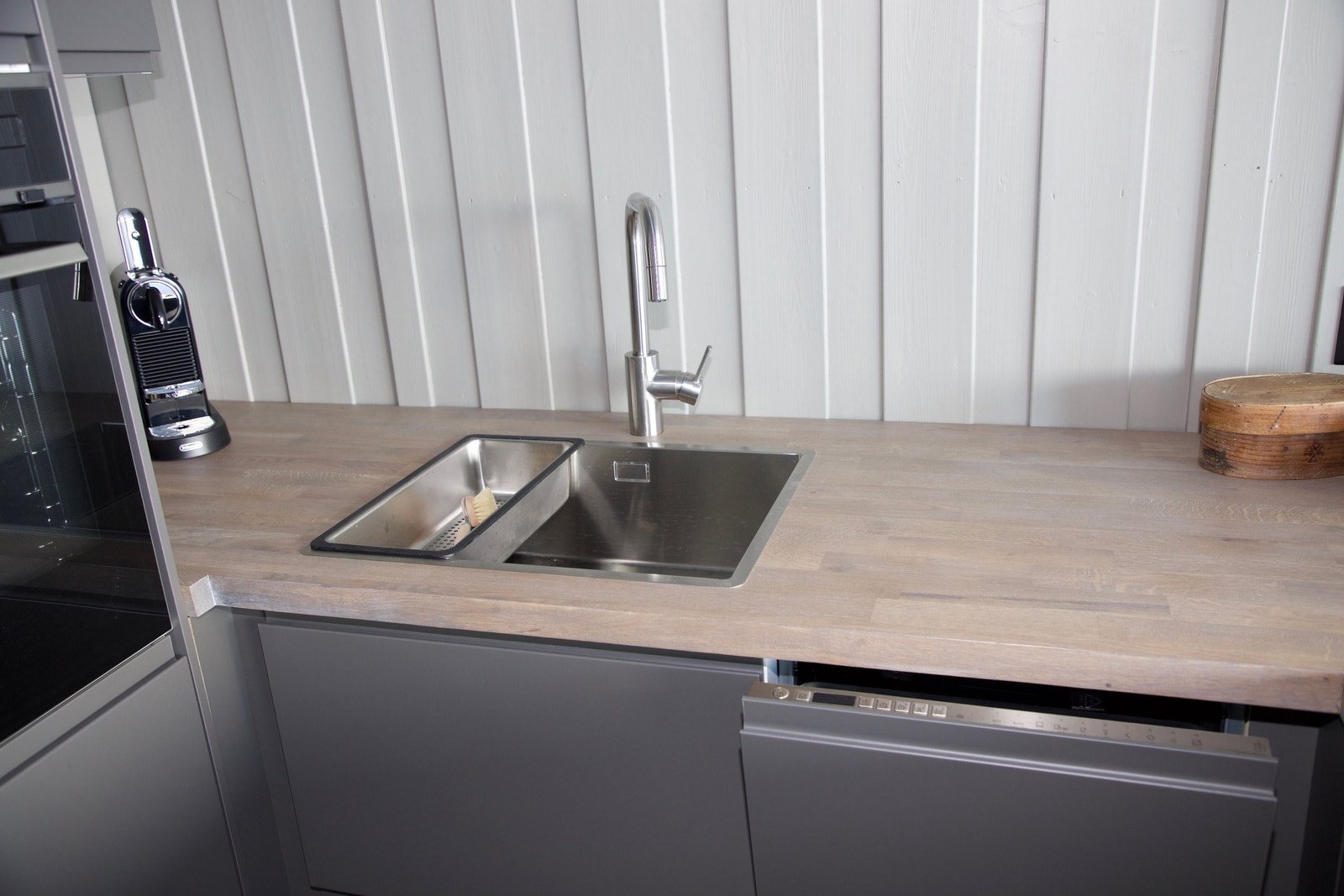 Svært velutstyrt kjøkken, enkelte skuffer med innebygd lys. Galleribilde