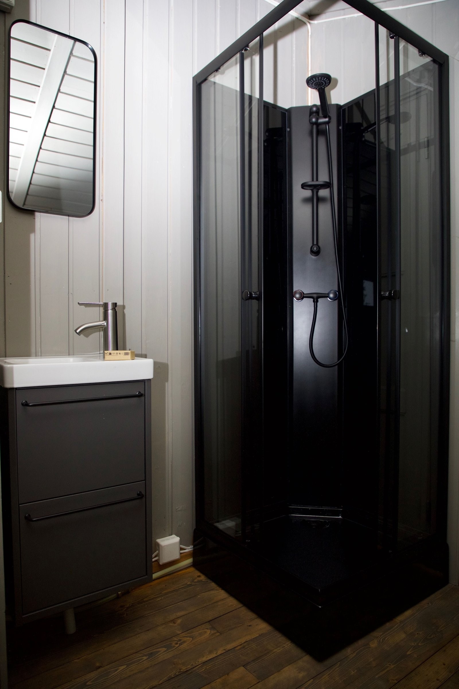 Bad med ny og ubrukt dusj og vask. Galleribilde