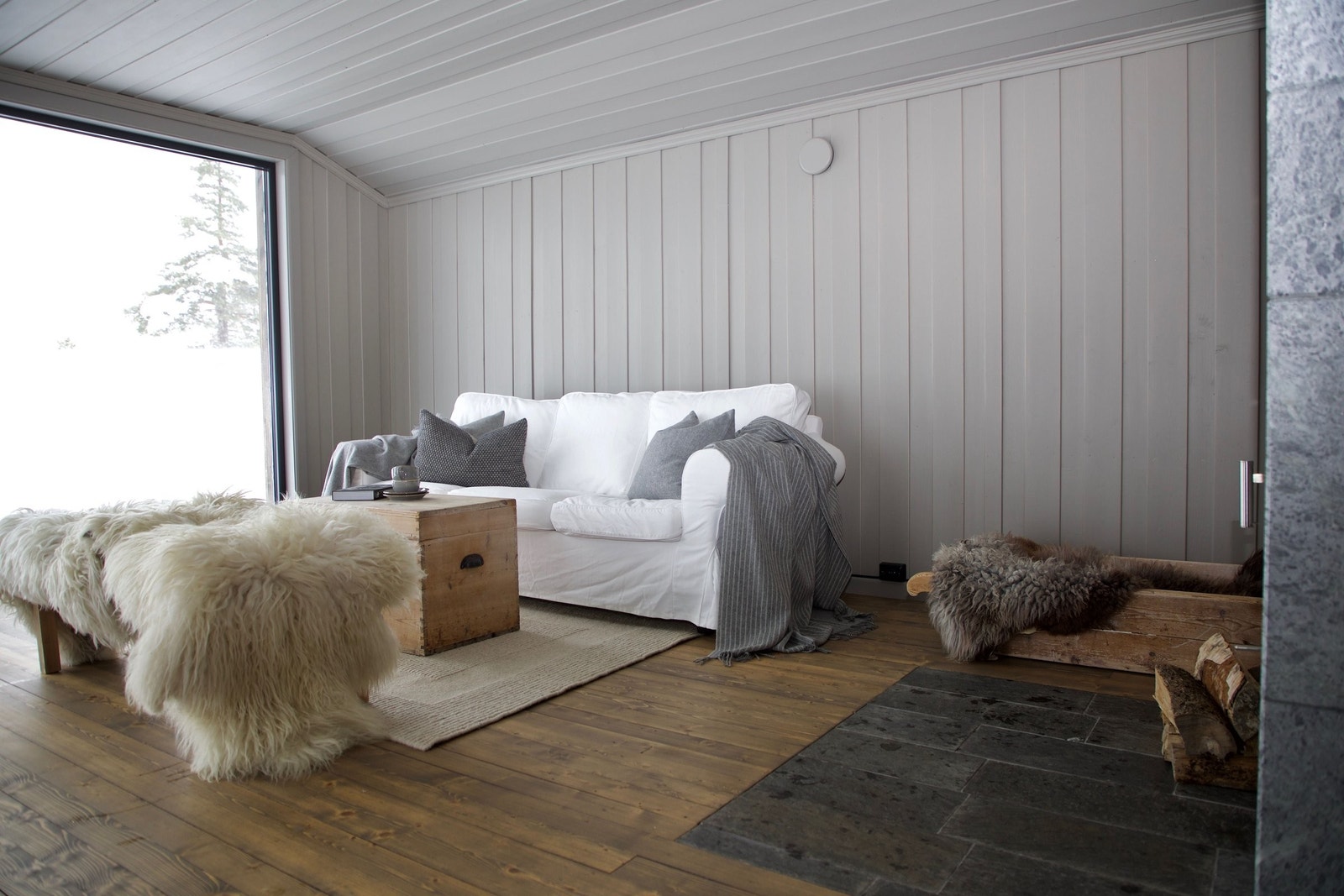 Romslig allrom med innsyn til peisen fra både stue, spisestue og kjøkken.
Hytta er delikat innredet med gjennomgående bruk av farger i harmoni med fjell og natur. Galleribilde