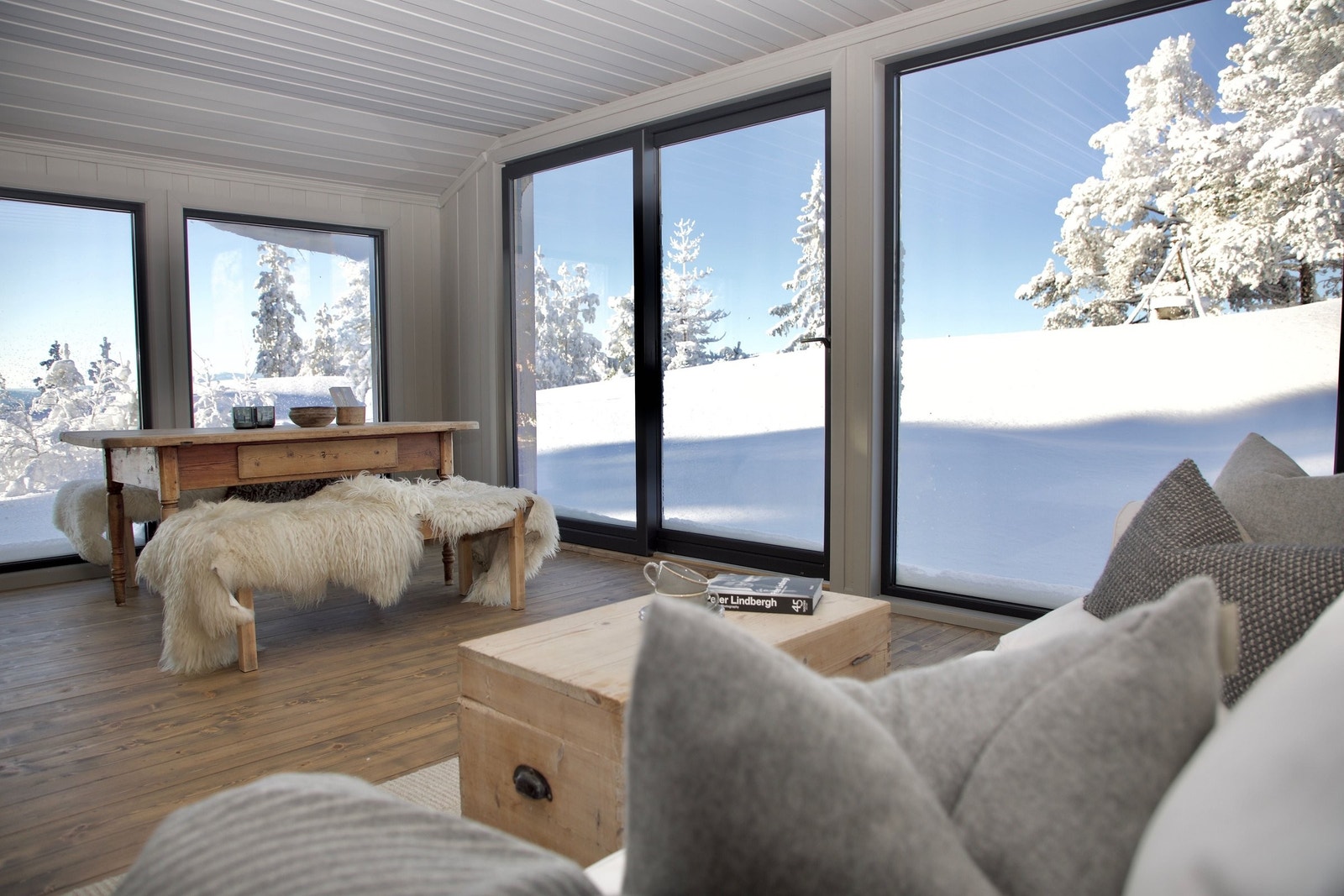 Glass fra gulv til tak gjør at rommene fremstår romslige og luftige, og skaper et sømløst skille mellom ute og inne. Galleribilde