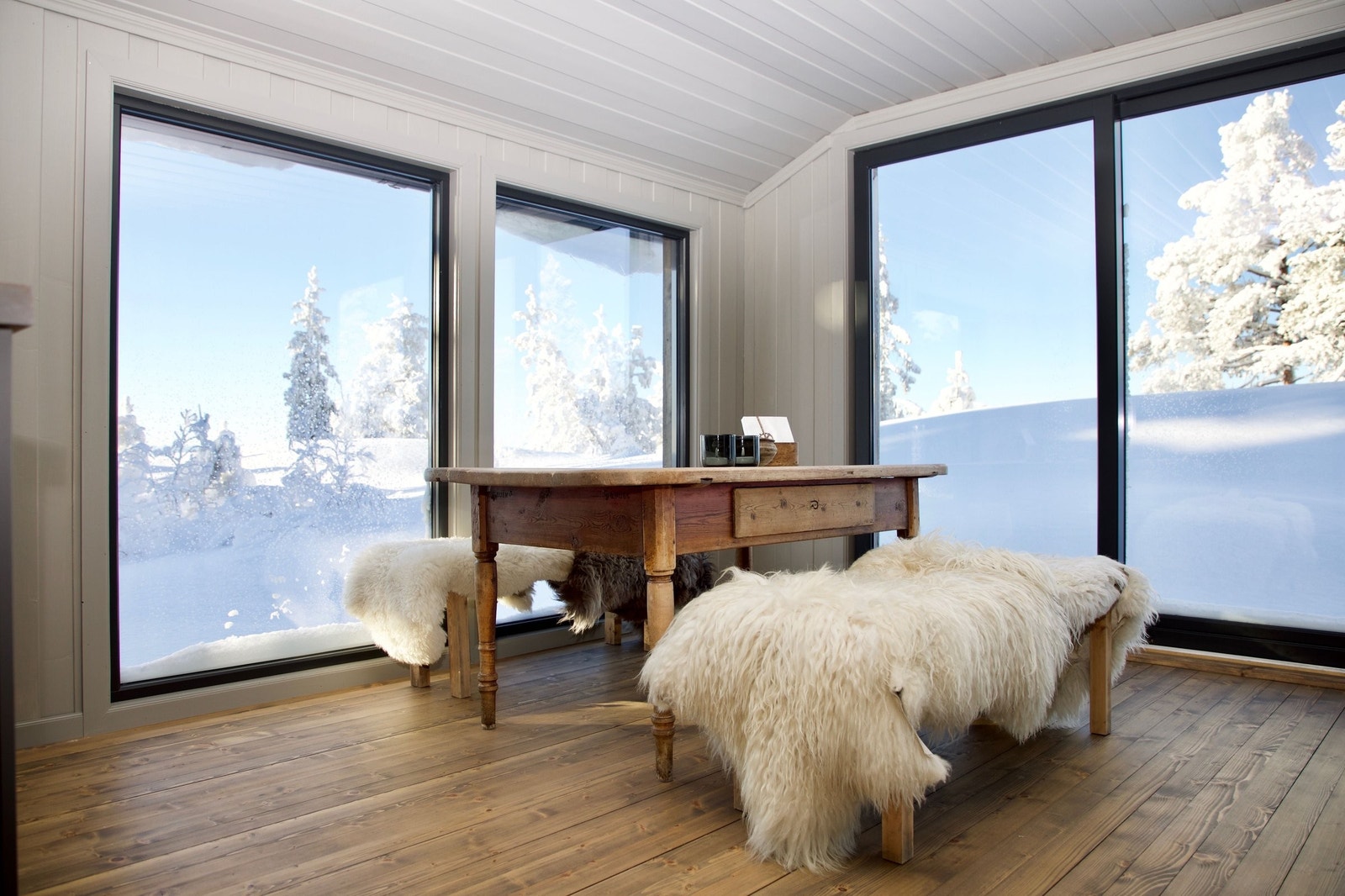 Glass fra gulv til tak slipper inn godt med dagslys og skaper et sømløst skille mellom ute og inne. Den flotte utsikten er dermed også vidstrakt innenfra. Galleribilde