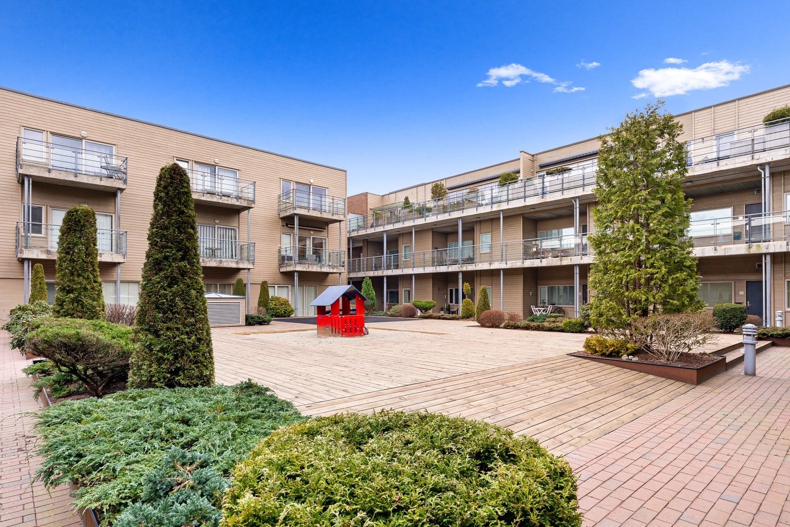 Det er satt opp sittebenker for beboerne, og man har også et lekeområde for de minste. Fellesarealet vedlikeholdet i regi av sameiet. Galleribilde