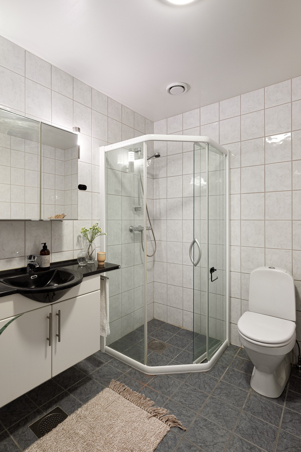 Det er videre satt inn dusjhjørne med dører i glass og gulvmontert toalett. Badet har opplegg for vaskemaskin og tørketrommel. Galleribilde