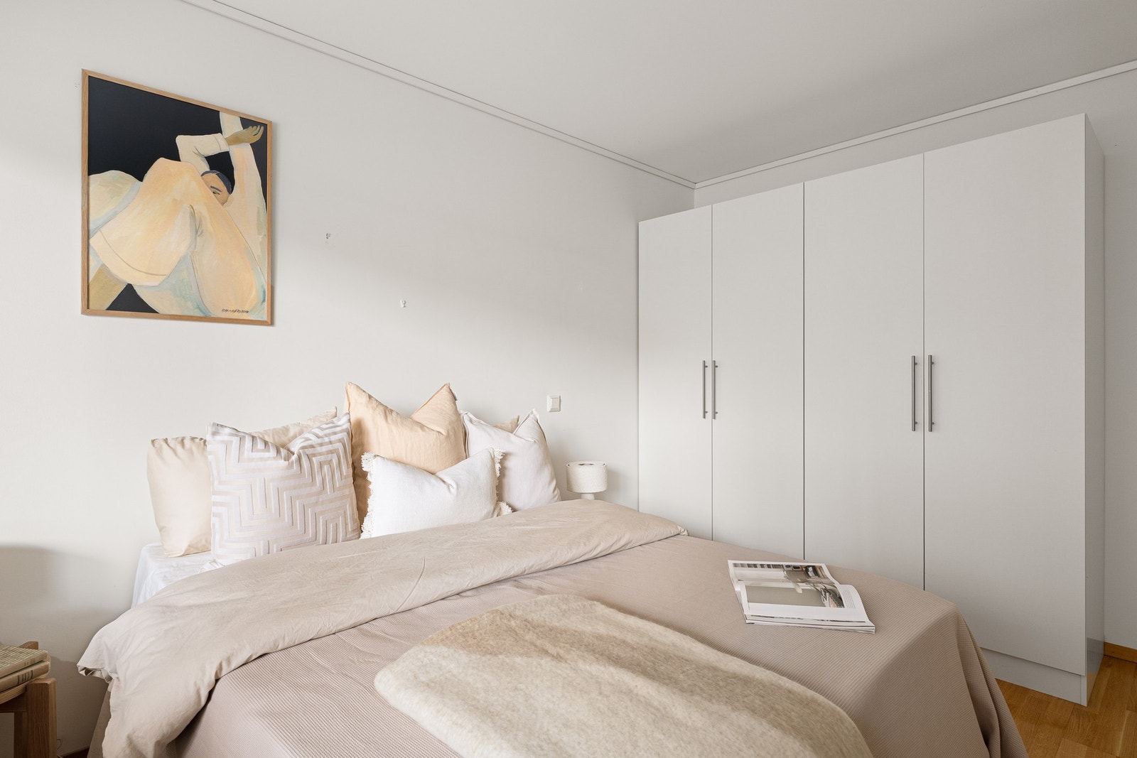 Hovedsoverom har god plass til dobbeltseng. og det er montert praktiske garderobeskap. Galleribilde