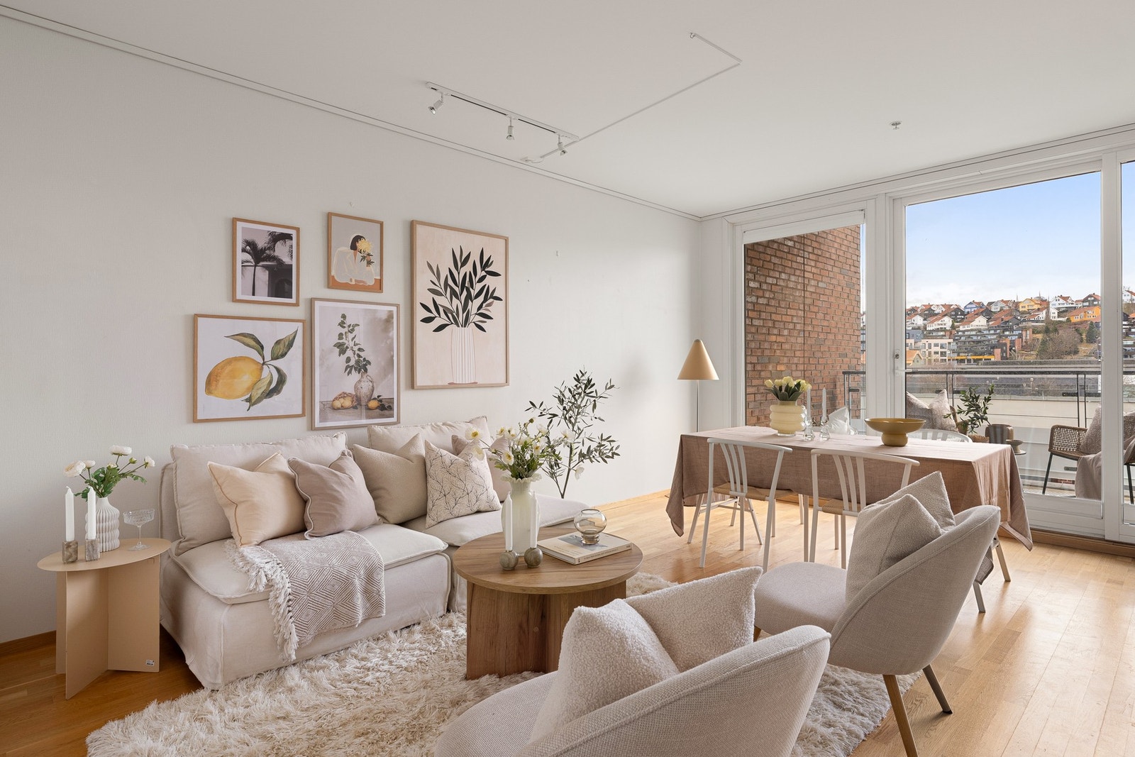 Boligen fremstår lys og trivelig, med gode vindusflater som gir rikelig med naturlig lys gjennom hele dagen og bidrar til en behagelig romfølelse. Galleribilde