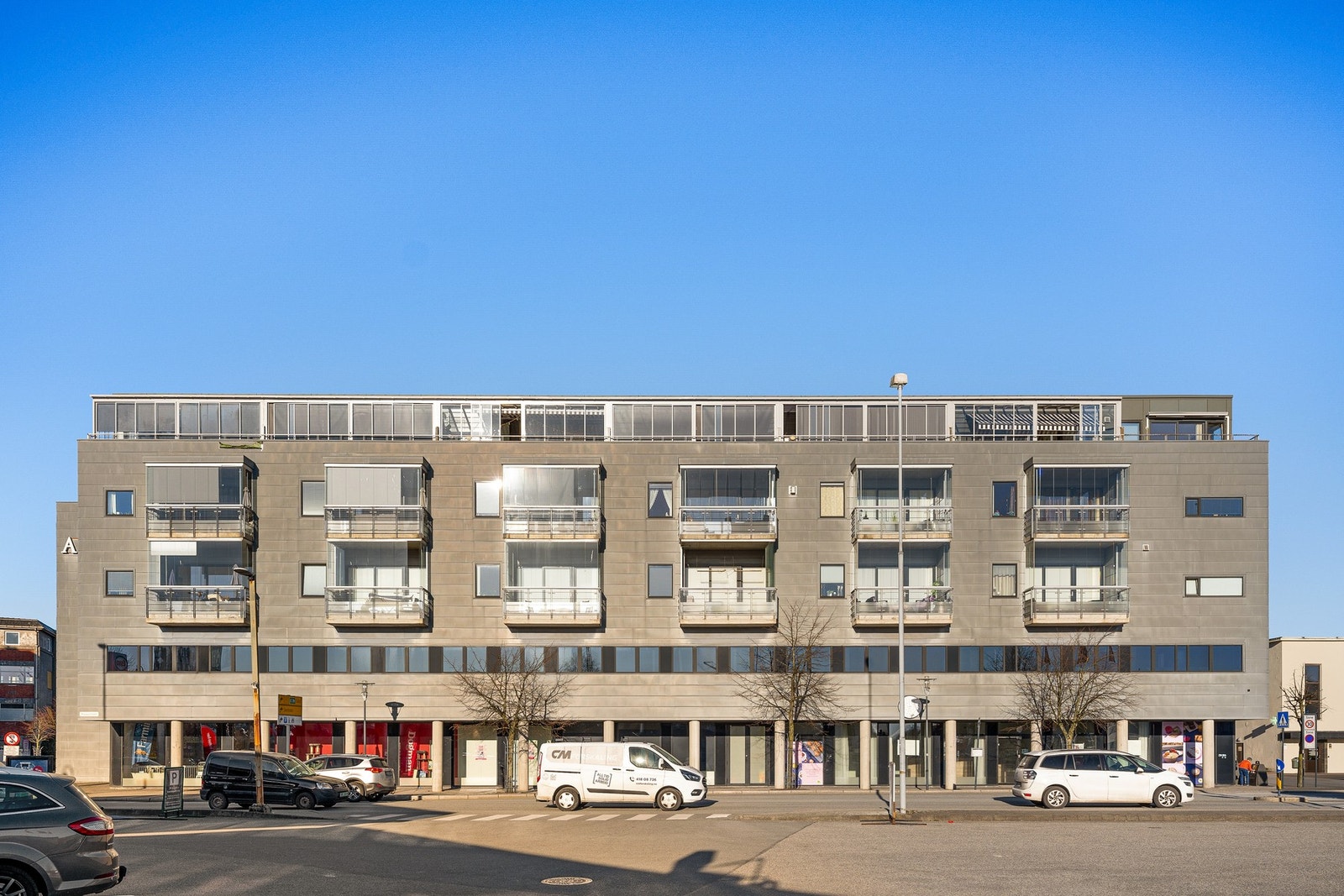 Vågen Amfi og den tradisjonsrike handlegaten Langgata ligger like i nærheten, sammen med et bredt spekter av restauranter og hyggelige kaféer. Galleribilde