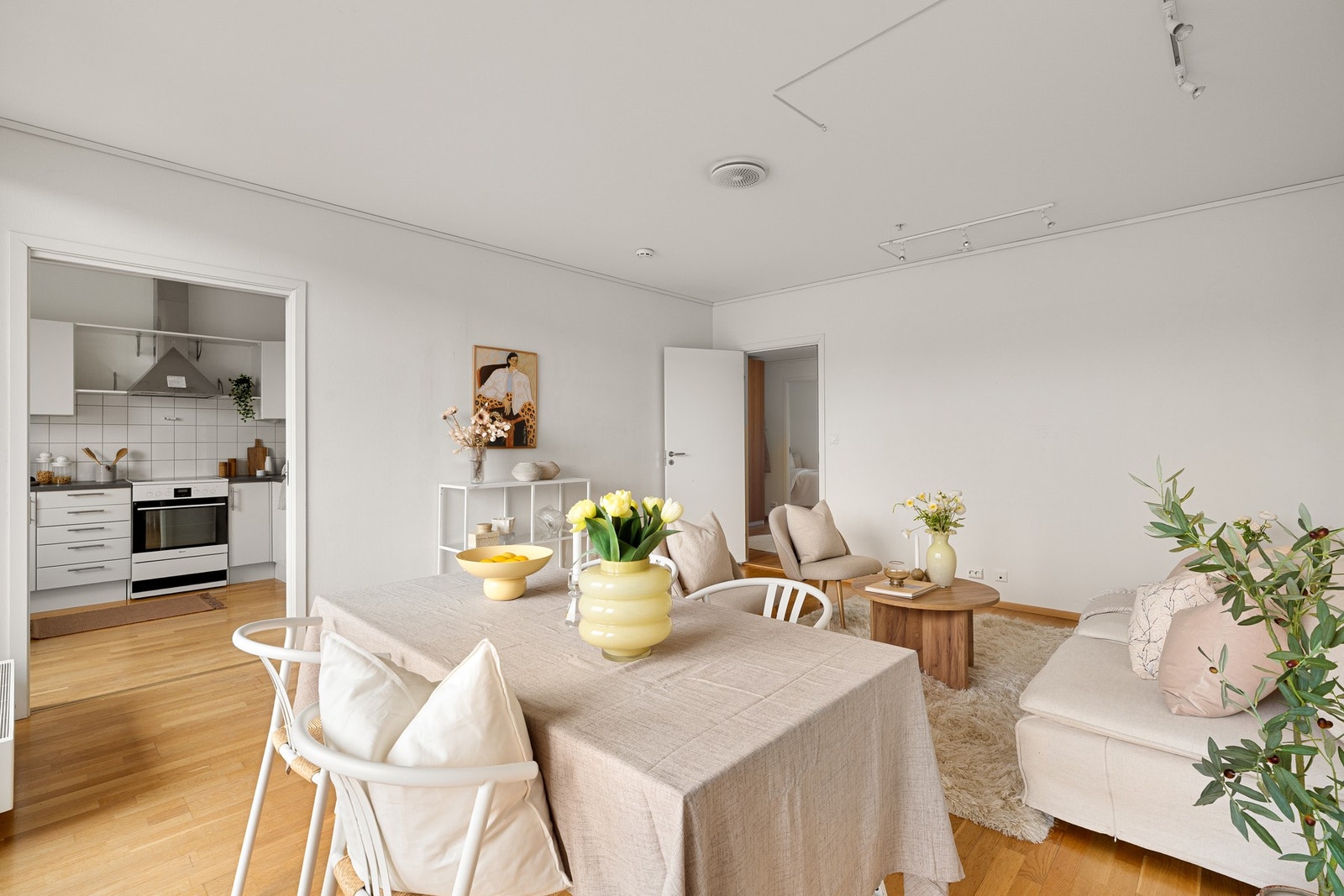 Kjøkkenet er tilliggende stuen, med god kontakt mellom de to rommene samtidig som man får adskilt kjøkken- og stuesonen. Galleribilde