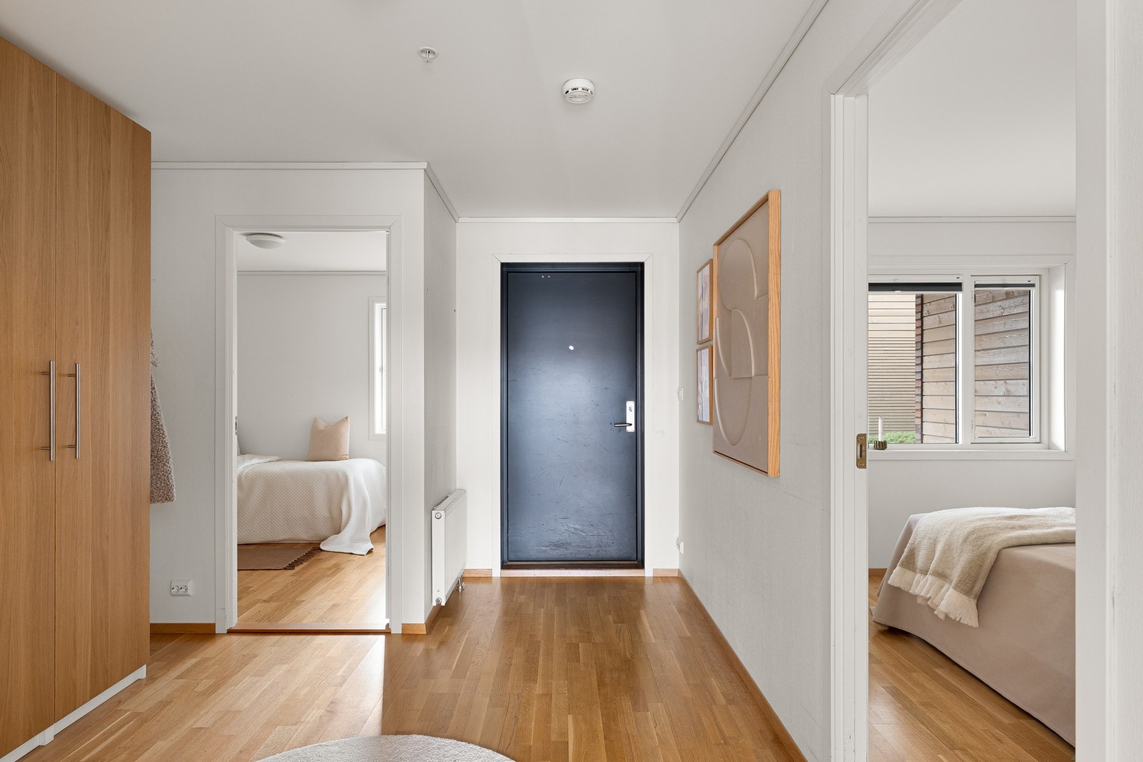 Entrèen er romslig, med god plass til sko og tøy. Det er eikeparkett på gulv og lysmalte flater - dette er gjennomgående i leiligheten. Galleribilde