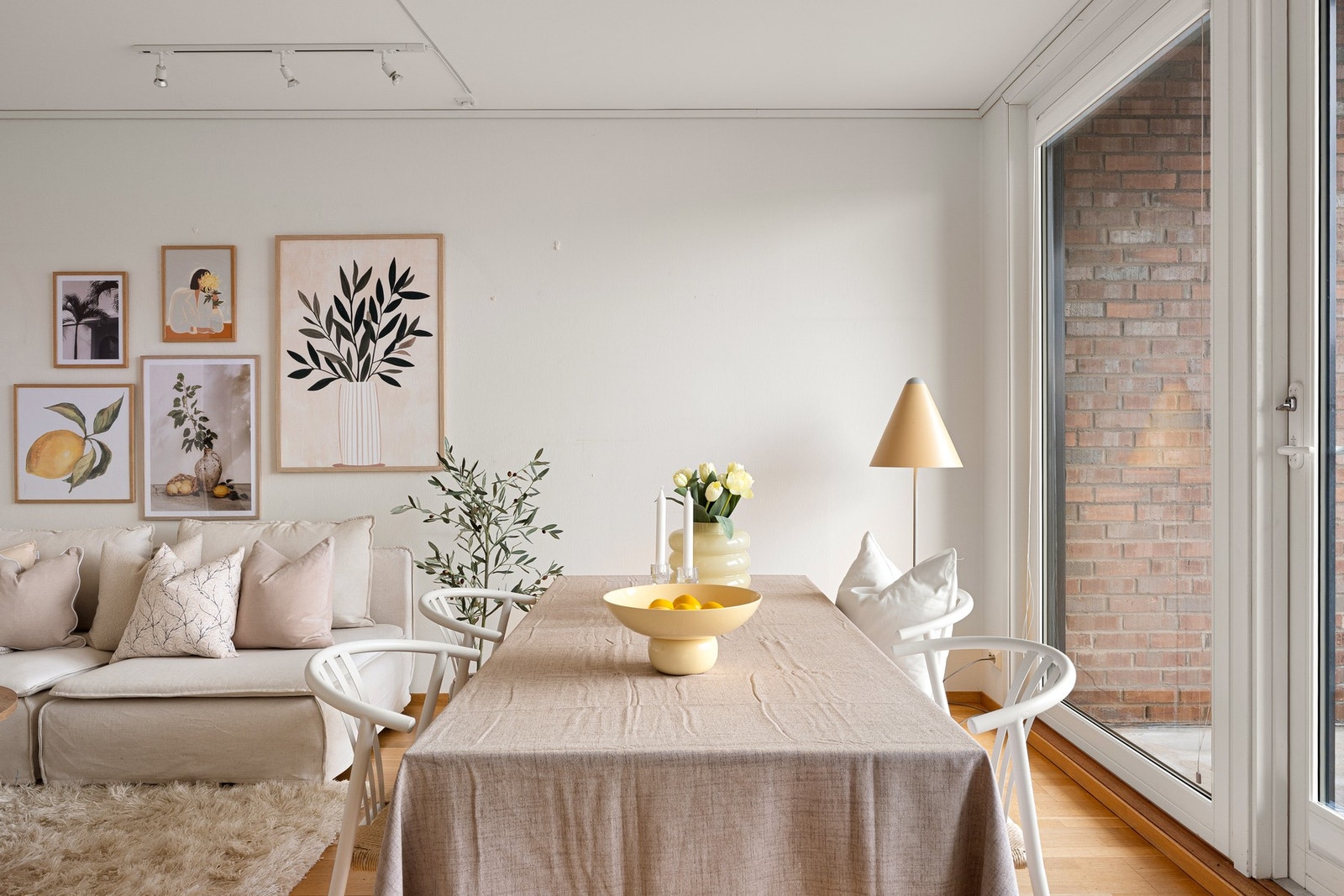 Stuen er romslig og lett å møblere, med plass til både sofagruppe og spisebord. Galleribilde