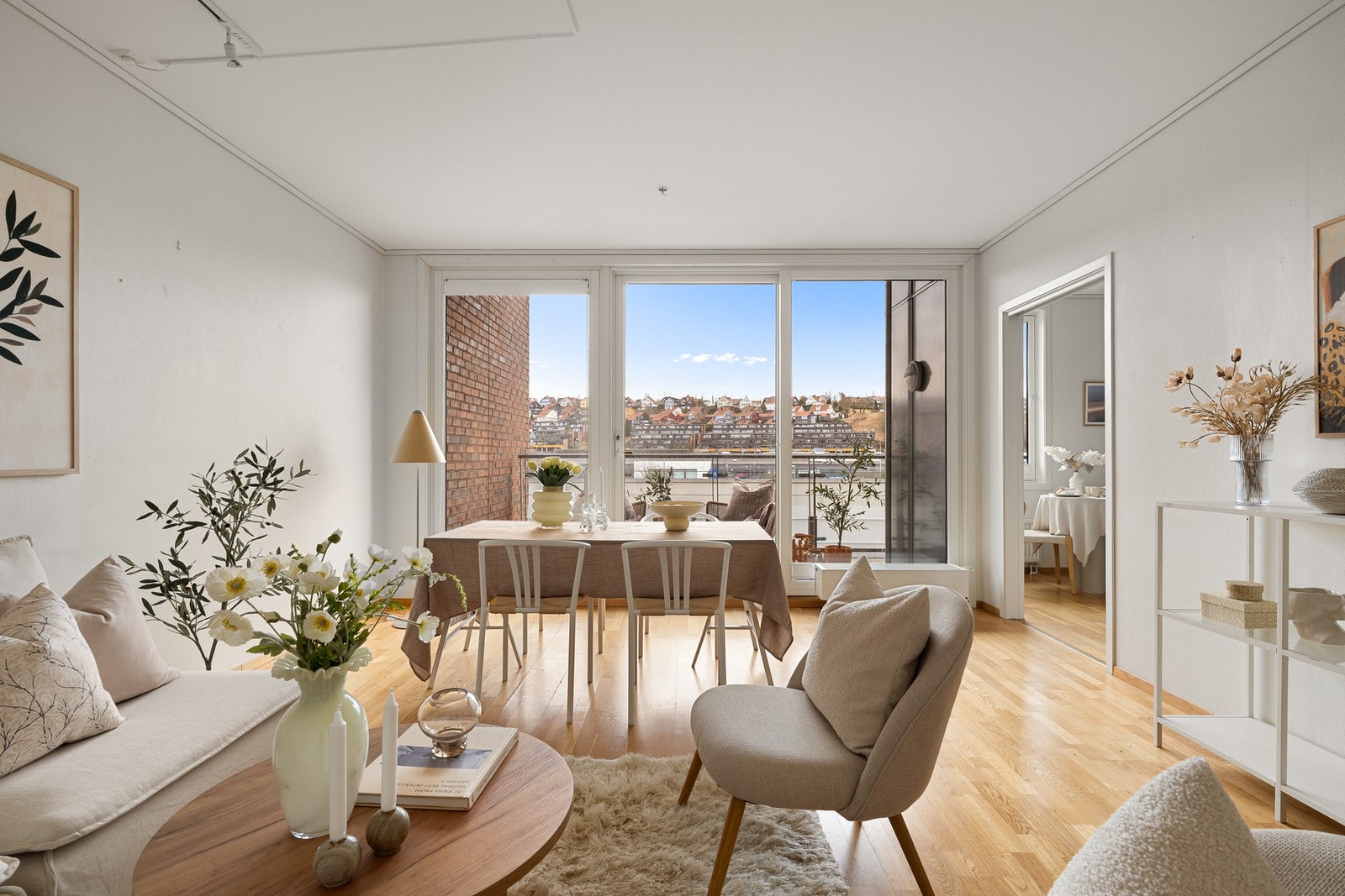 Store vindusflater gir rikelig med naturlig lys og skaper en lys og behagelig atmosfære. Galleribilde