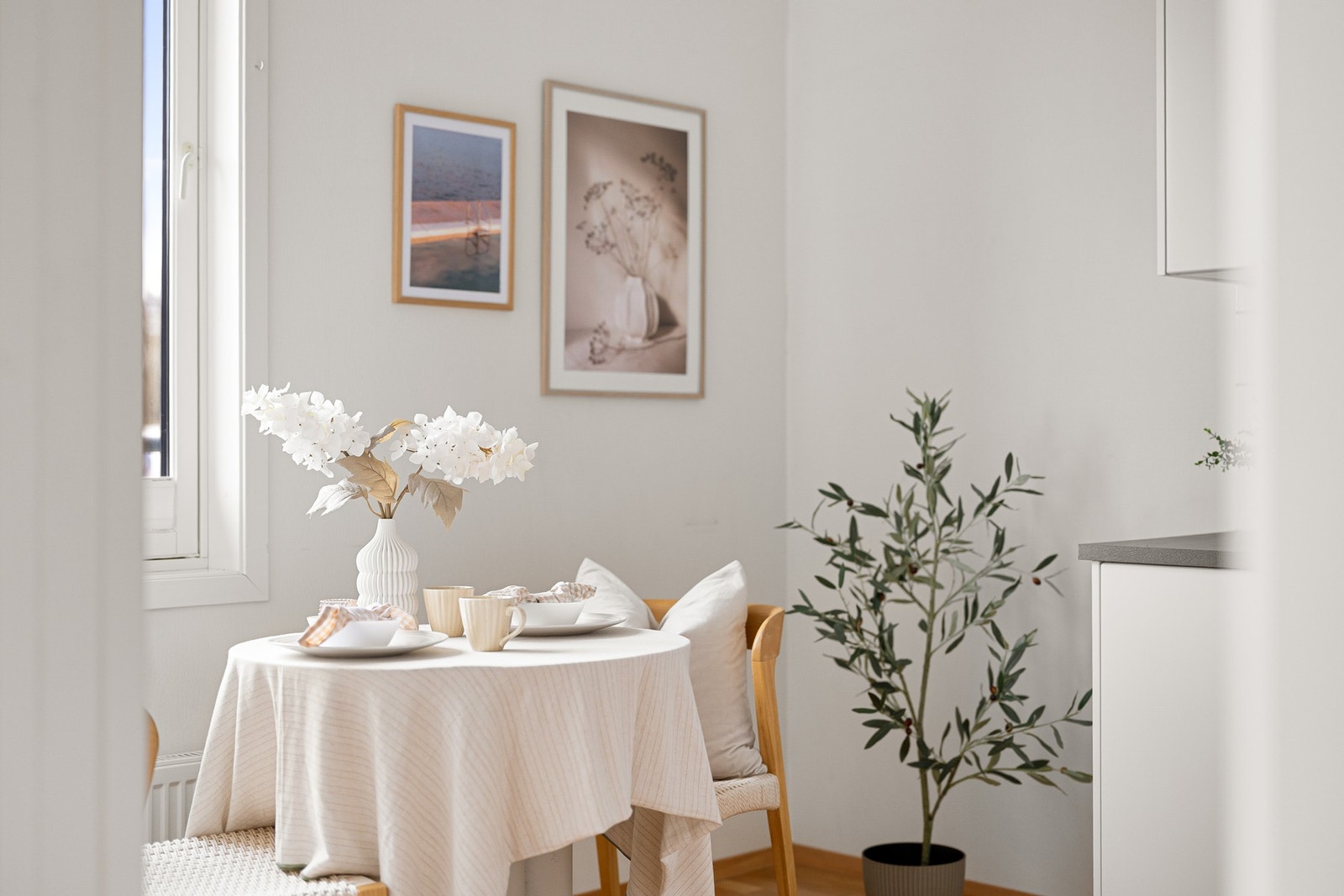 Videre har man plass til å innrede med spisebord ved vinduet. Galleribilde