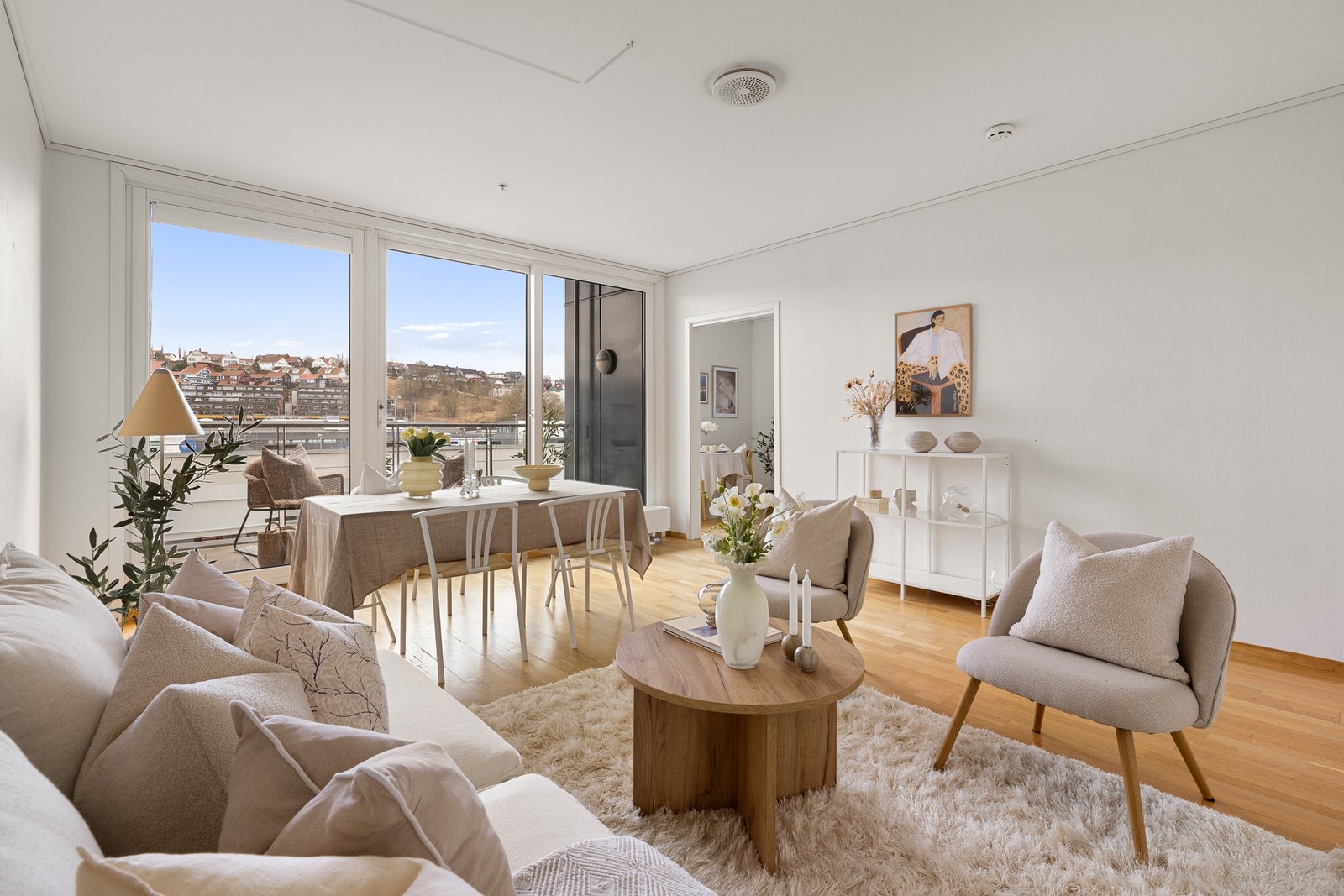 Velkommen til Holbergs gate 18 - en innbydende og lettstelt leilighet med veldisponert planløsning og attraktiv beliggenhet i et etablert byområde. Galleribilde