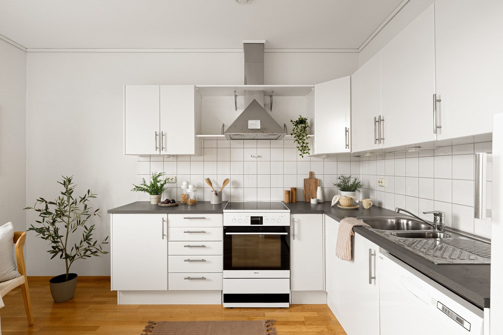 Kjøkkenet fremstår som lyst, funksjonelt og praktisk utformet med gode arbeidsflater, skap- og benkeplass. Galleribilde