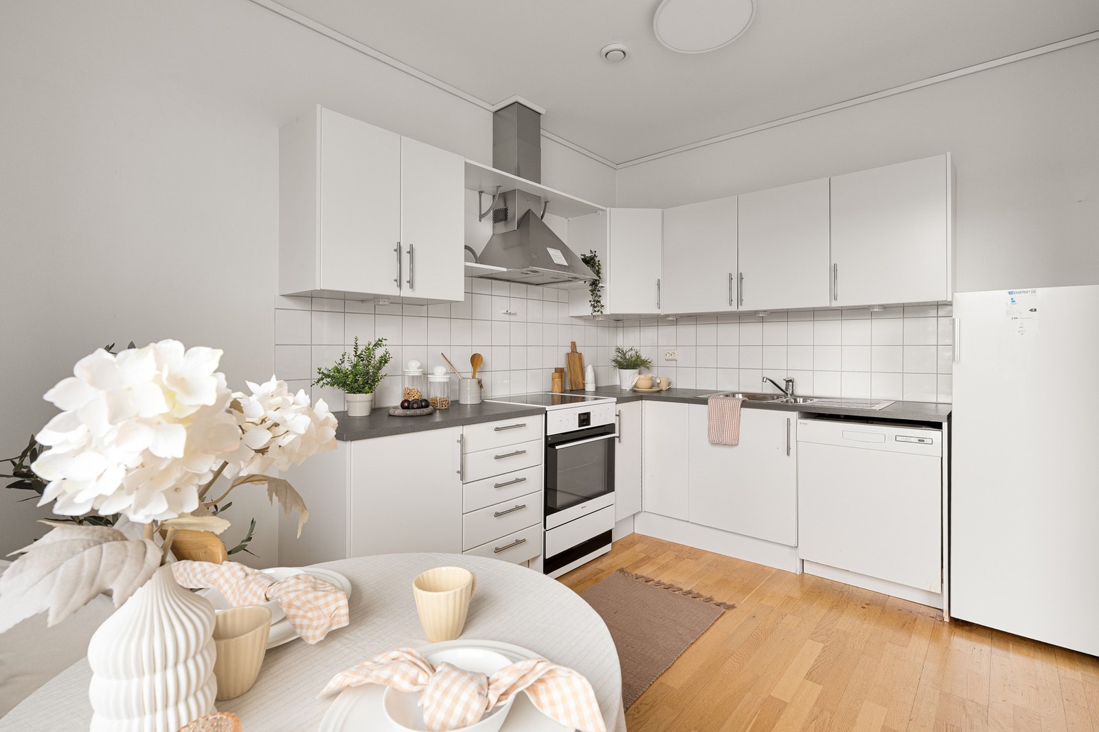 Det er frittstående hvitevarer, benkebelysning og ventilator med mekanisk avtrekk. Galleribilde