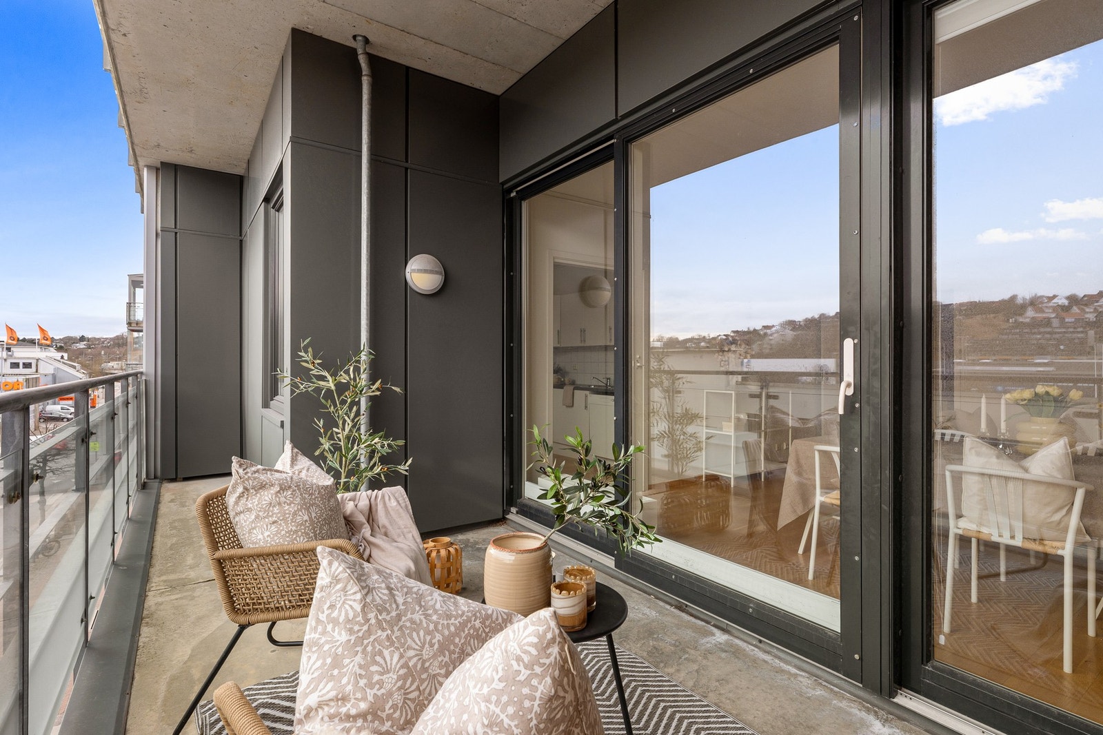 Balkongen på hele 12 kvm har overbygg så her er det fint å sitte ute selv på gråværsdager. Galleribilde