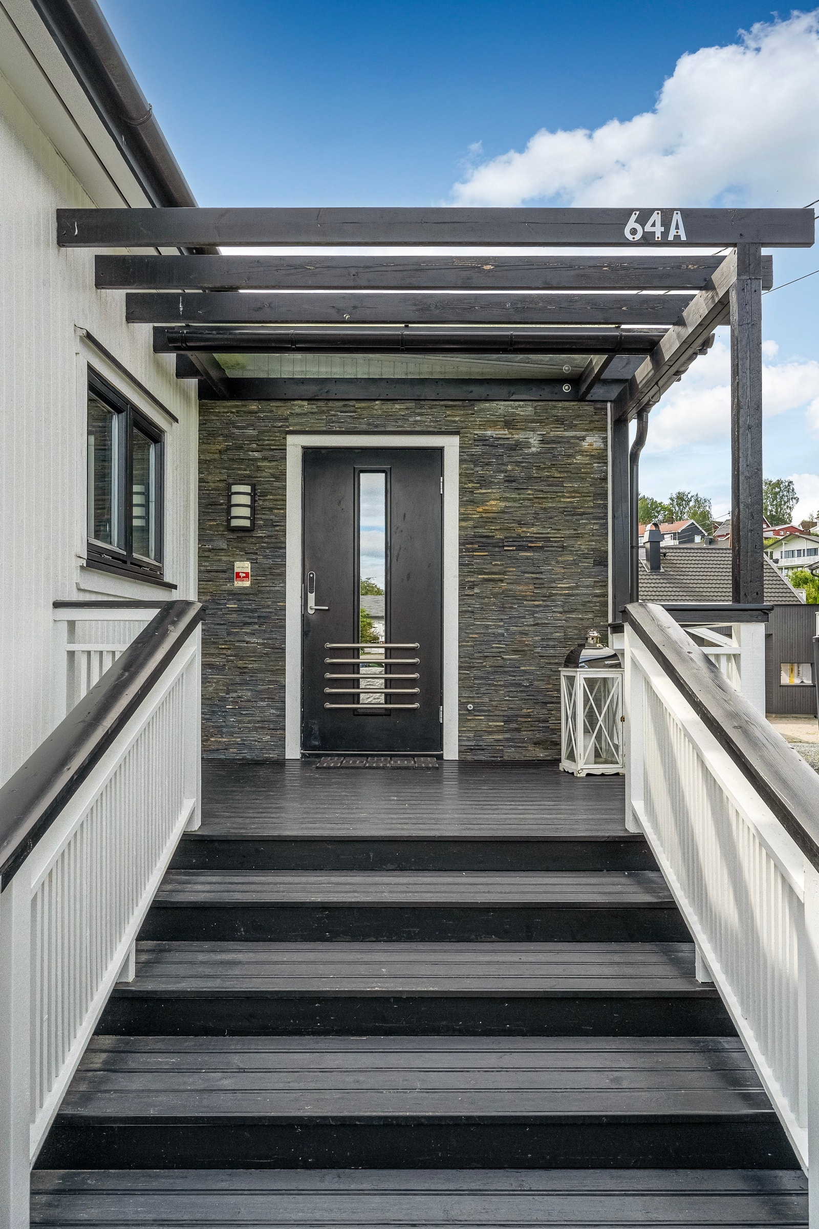 Uteområde - inngangsparti hovedetasjen Galleribilde