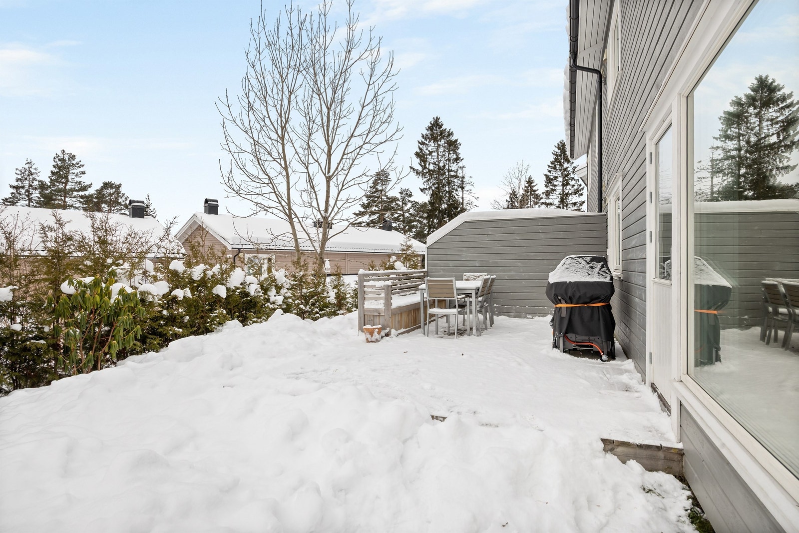 Sydvestvendt platting på ca. 19 kvm med levegg og terrassebord av tre Galleribilde