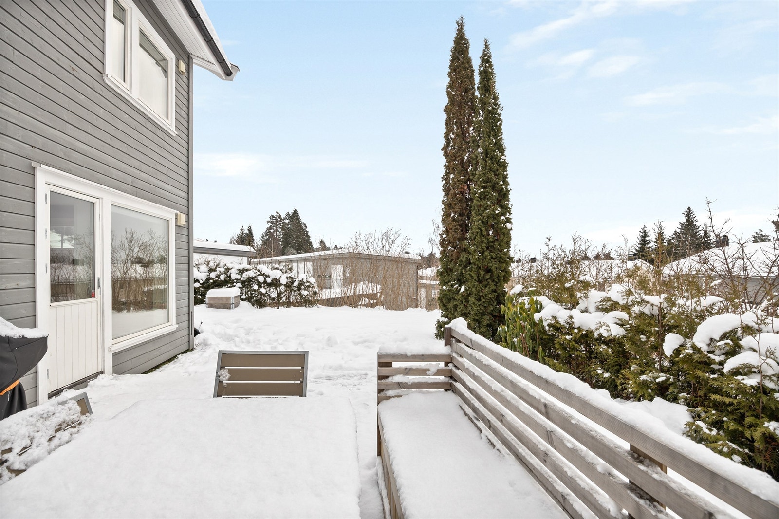 Uteplassene har sol fra ca. kl. 11.00 til 19.00 (midtsommerstid) iflg. selger Galleribilde