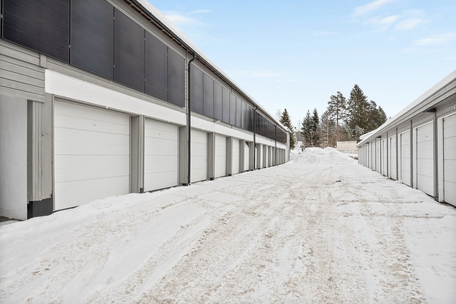 Det medfølger en disponibel garasjeplass på ca. 13 kvm i felles garasjerekke med automatisk portåpner Galleribilde