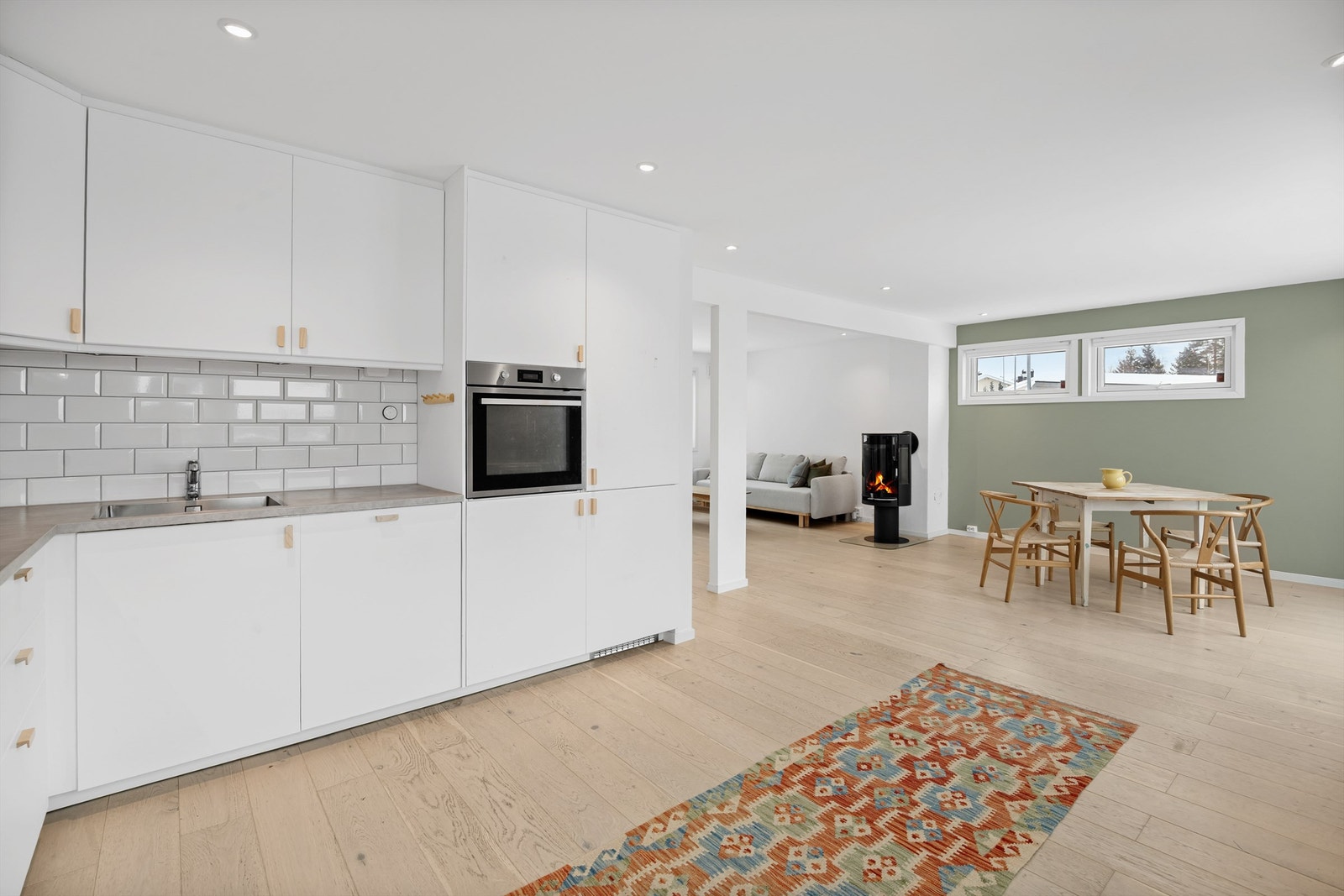 Flislagte felt på vegg over benkeplater av laminat Galleribilde